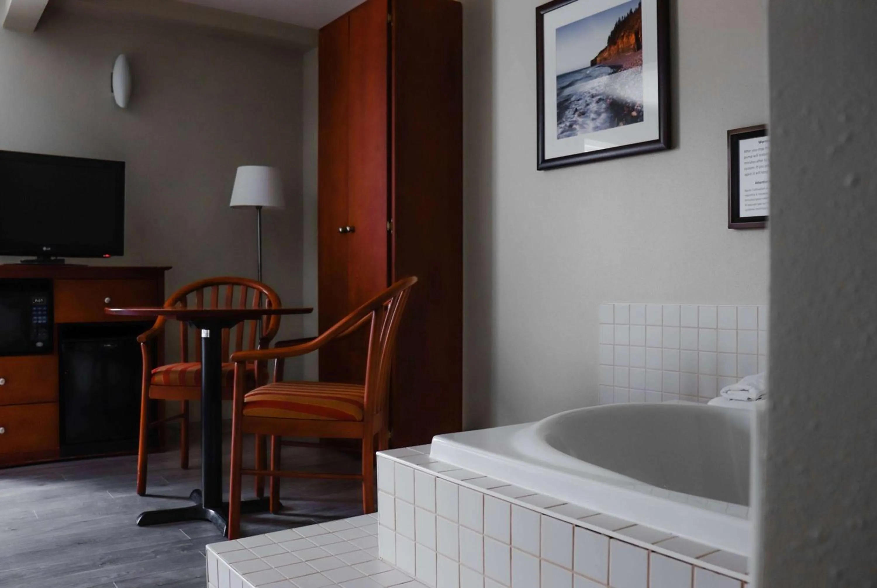 Photo of the whole room, Bed in Super 8 by Wyndham Campbellton NB