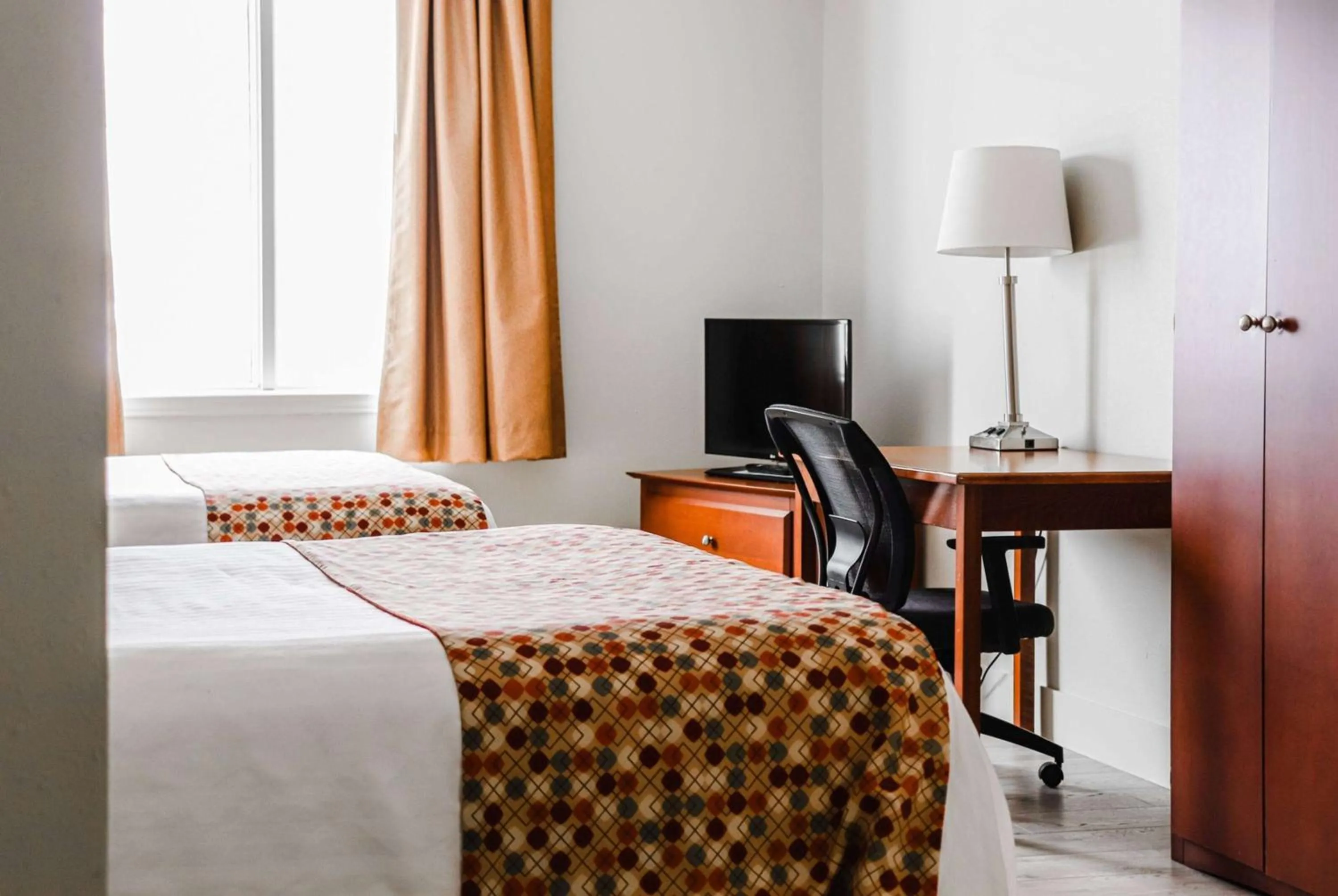 Photo of the whole room, Bed in Super 8 by Wyndham Campbellton NB