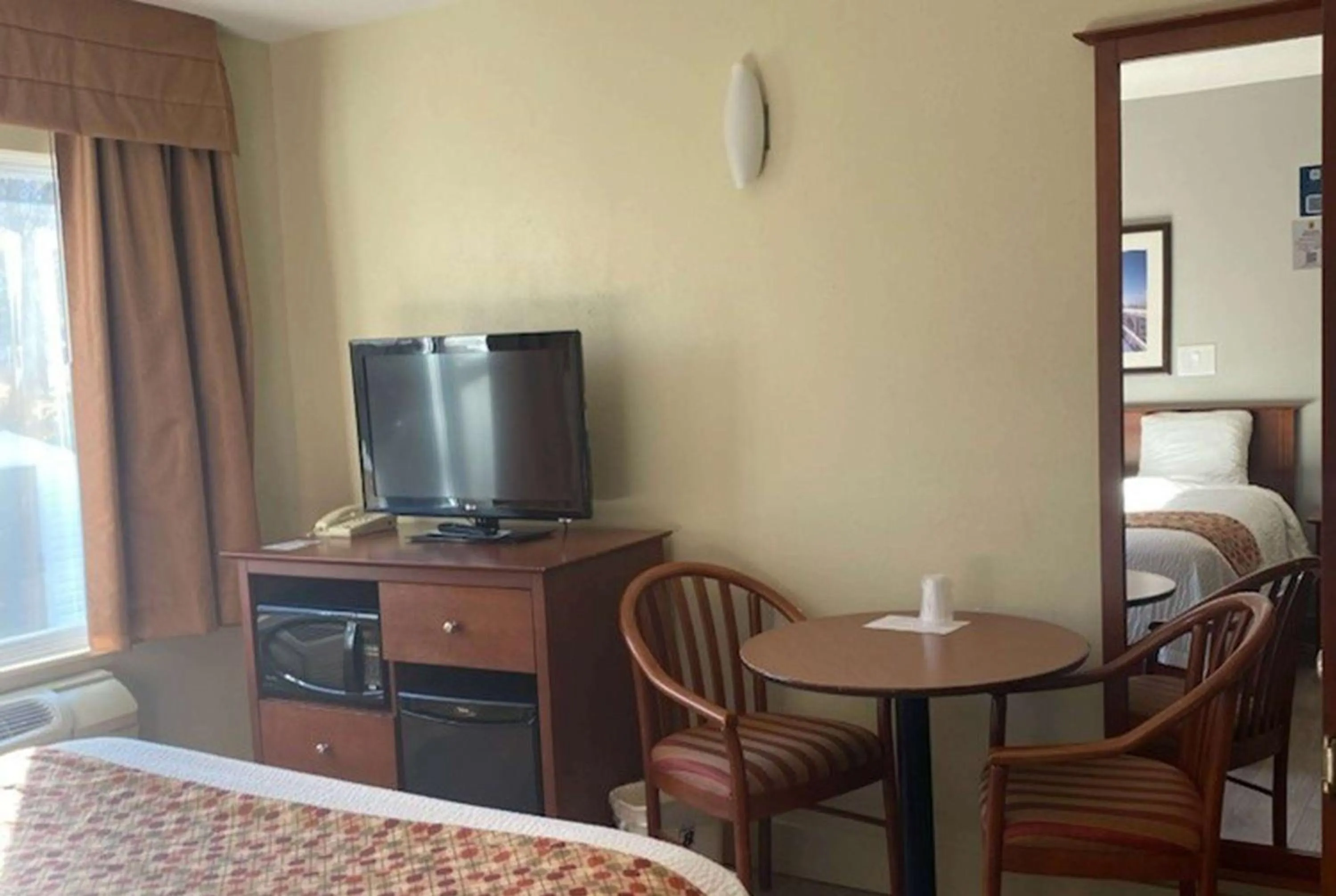 Photo of the whole room, Bed in Super 8 by Wyndham Campbellton NB