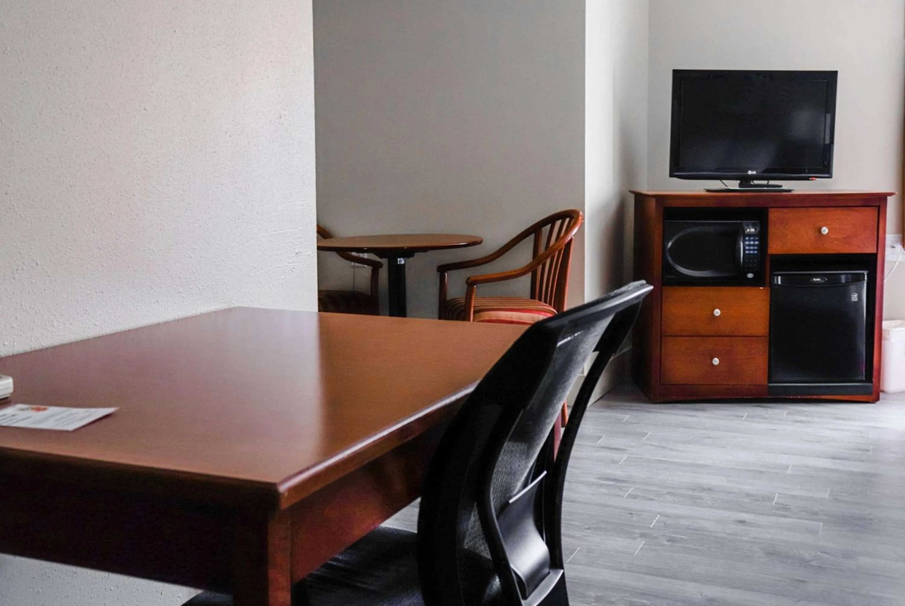 Photo of the whole room in Super 8 by Wyndham Campbellton NB