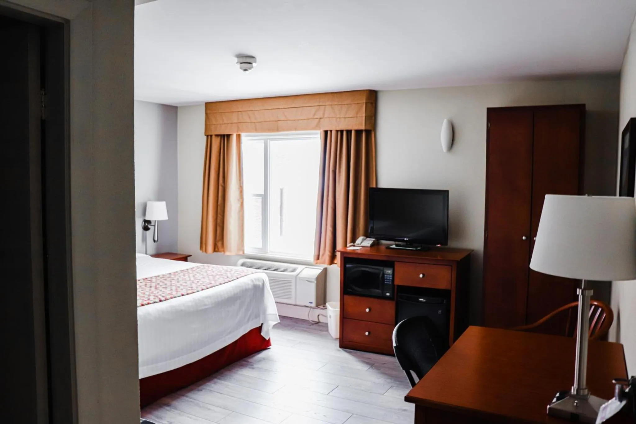 Photo of the whole room, Bed in Super 8 by Wyndham Campbellton NB