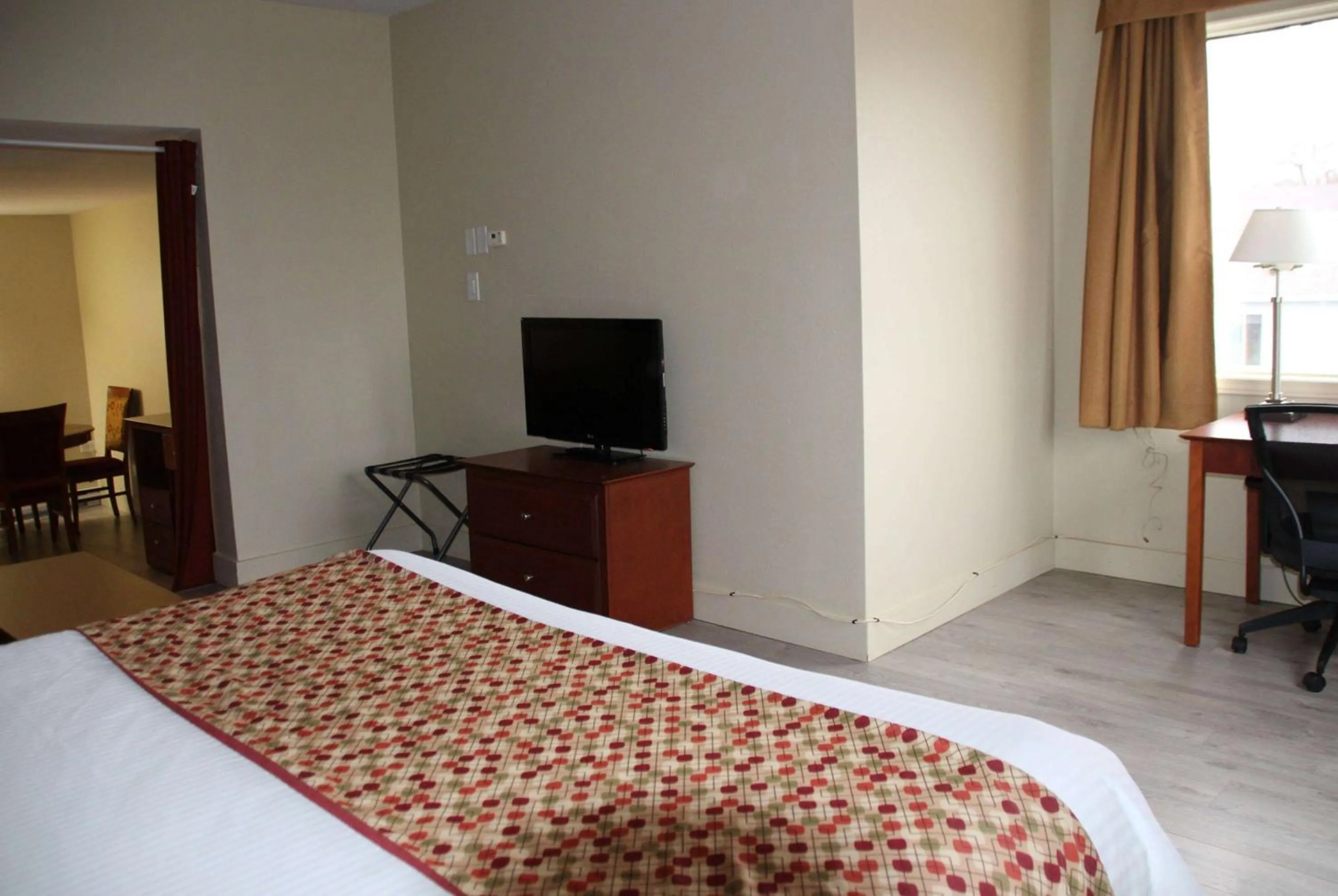 Photo of the whole room, Bed in Super 8 by Wyndham Campbellton NB