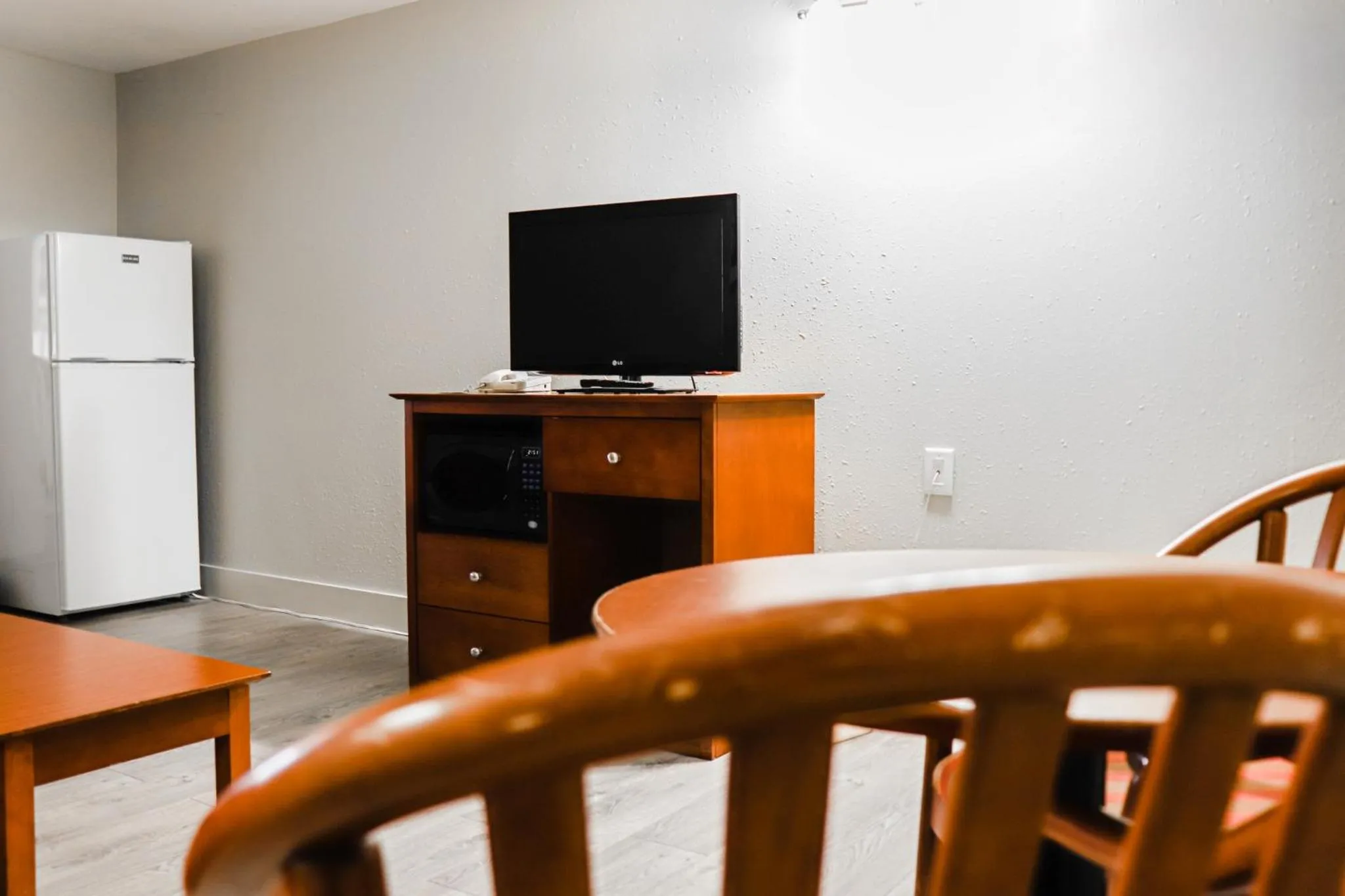 Communal lounge/ TV room in Super 8 by Wyndham Campbellton NB