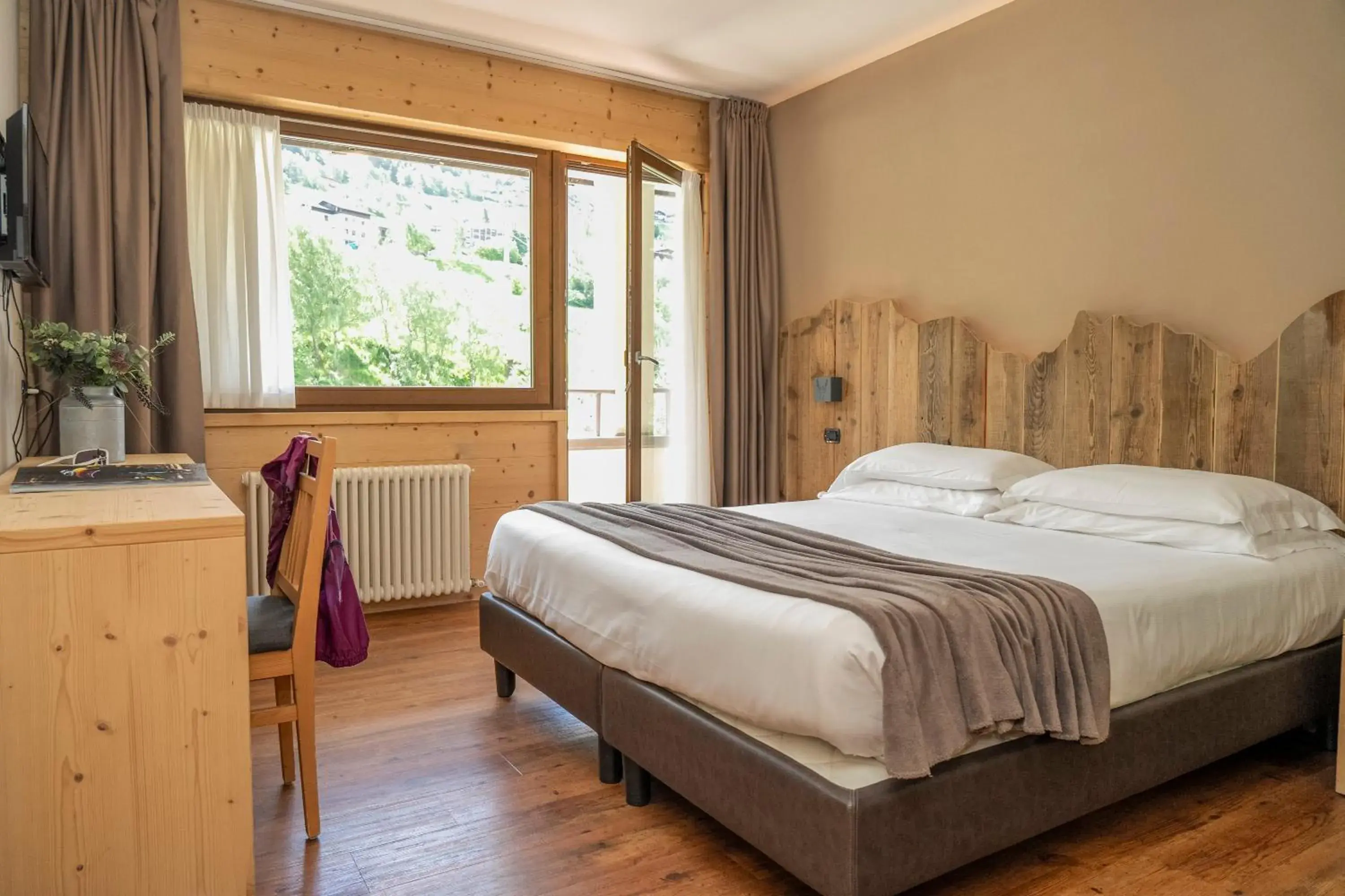 Superior Double or Twin Room with Mountain View in Hotel Nevada Superior Double or Twin Room with Mountain View in Hotel Nevada