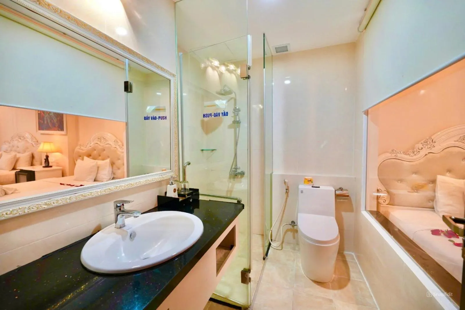 Bathroom in Tuyet Son Hotel (TS Ocean Hotel)