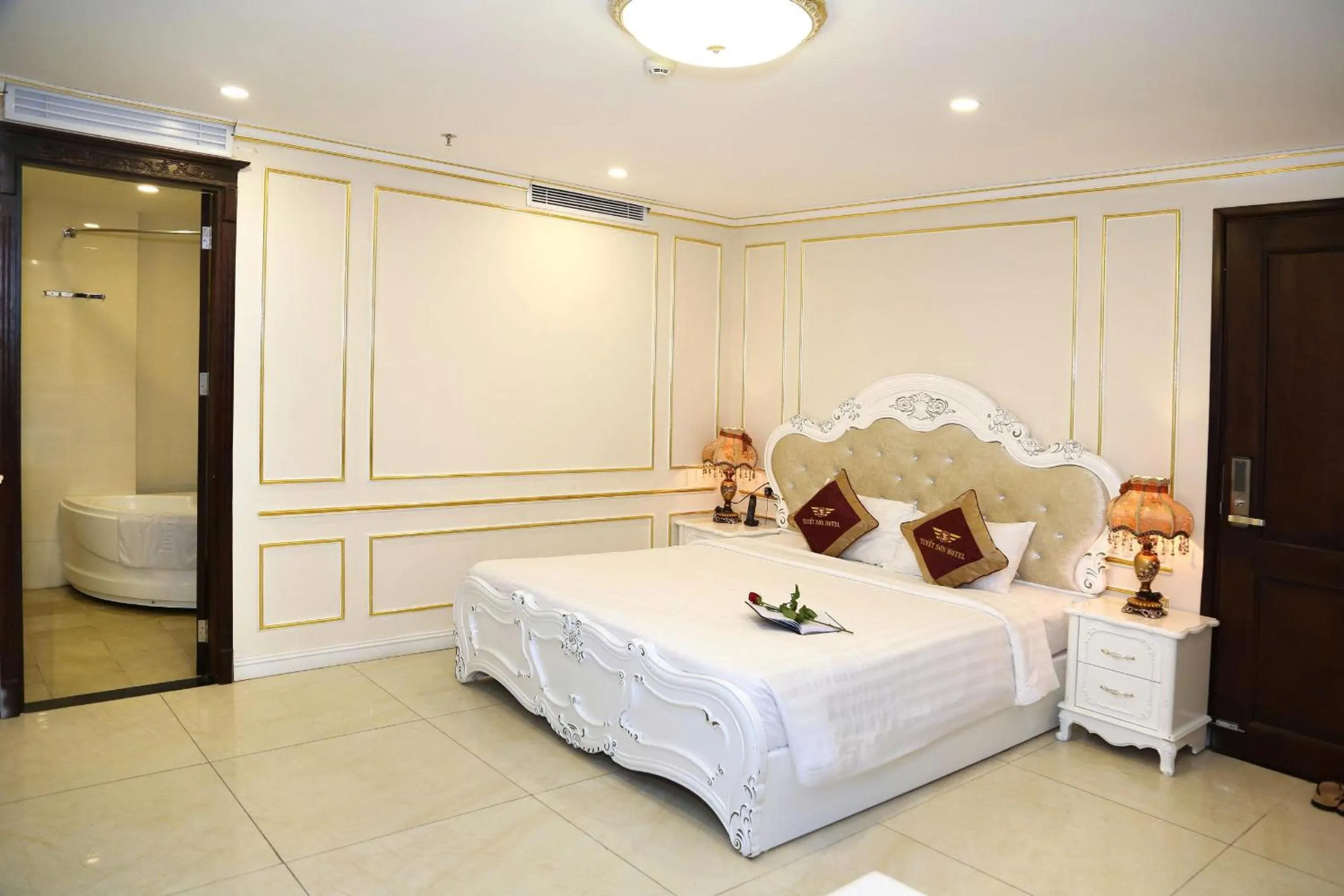 Bed in Tuyet Son Hotel (TS Ocean Hotel)