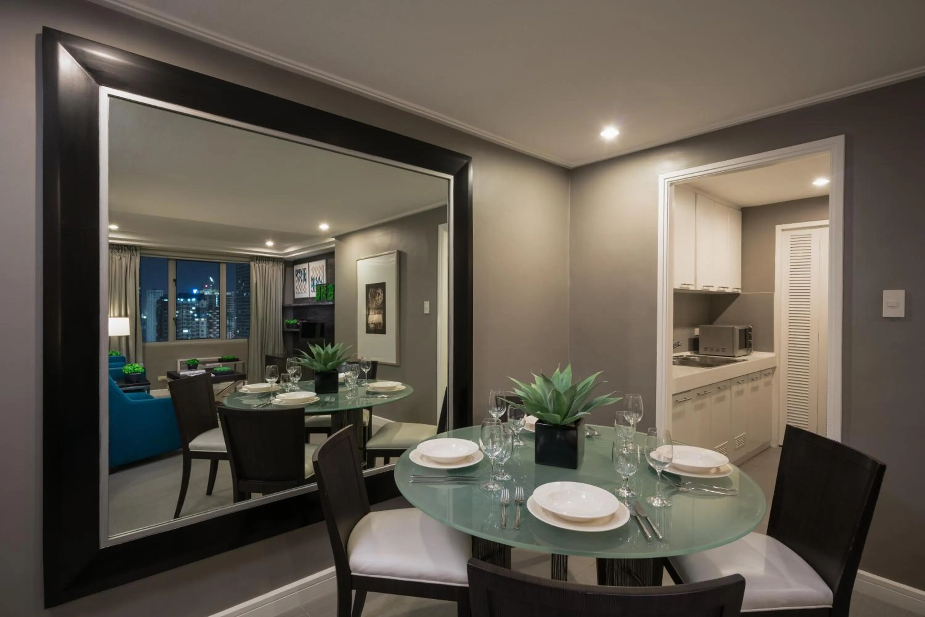 Living room in Astoria Plaza