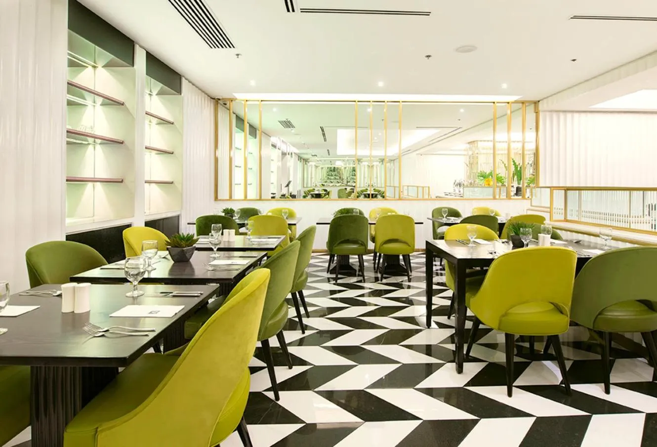 Restaurant/places to eat in Astoria Plaza