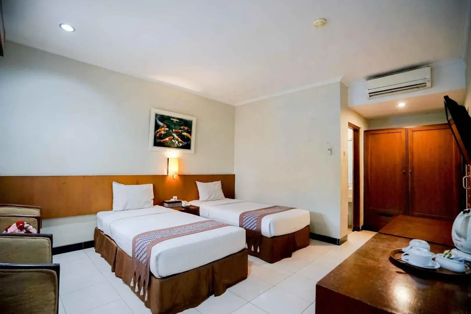 Deluxe Double or Twin Room in Cakra Kembang Hotel Deluxe Double or Twin Room in Cakra Kembang Hotel