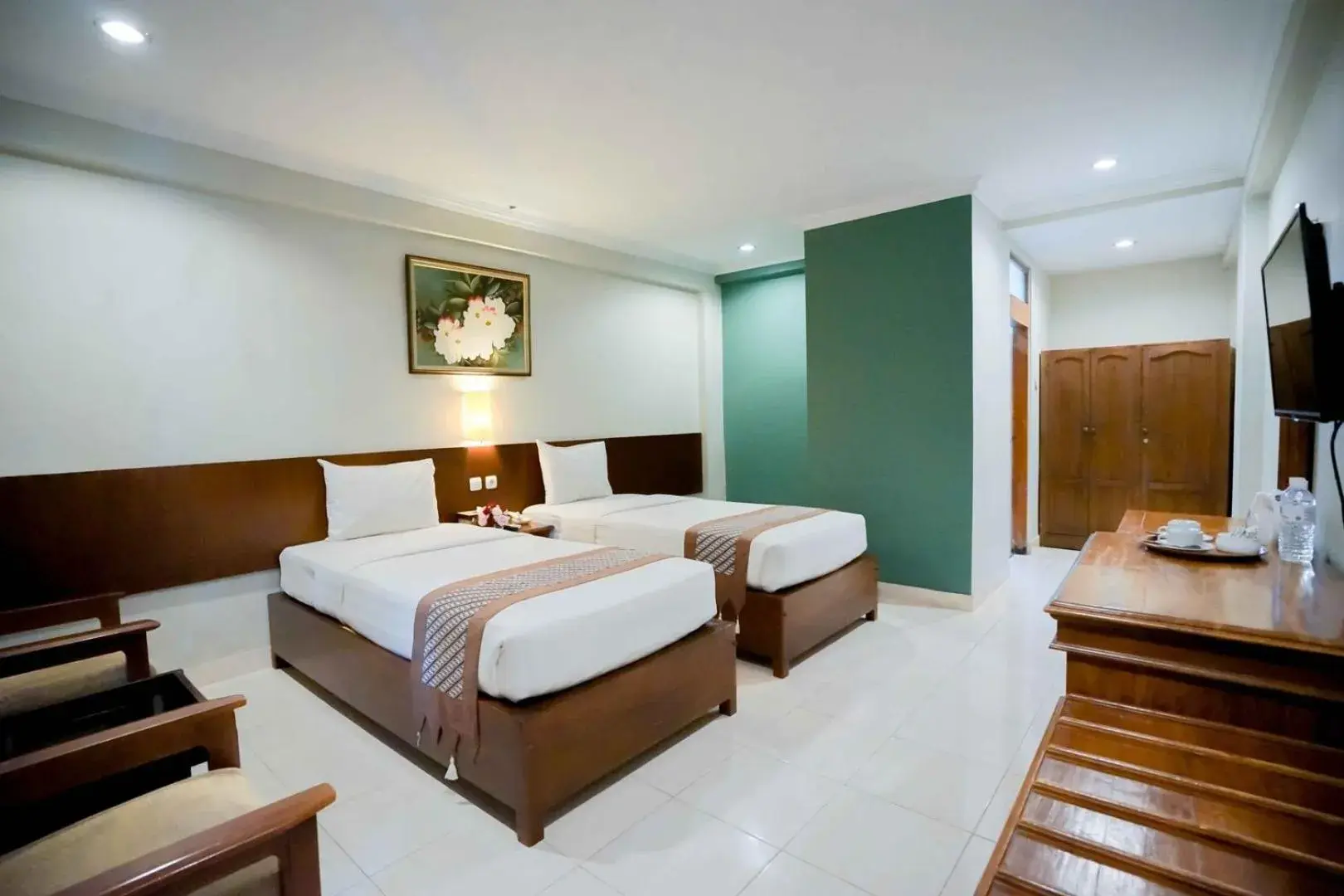 Photo of the whole room, Bed in Cakra Kembang Hotel Photo of the whole room, Bed in Cakra Kembang Hotel