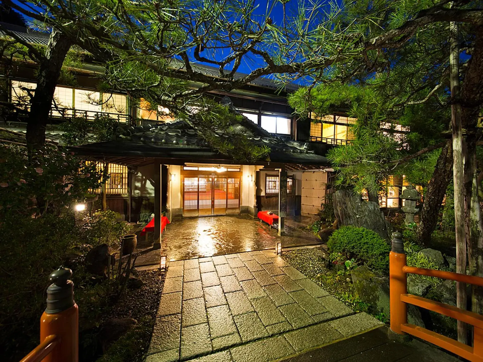 Facade/entrance in Nanten-En Facade/entrance in Nanten-En