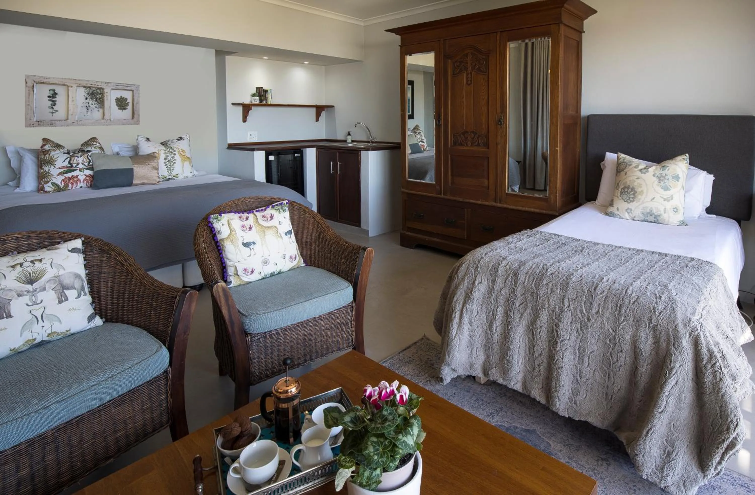 Seating area, Bed in Mariner Guesthouse & Villa