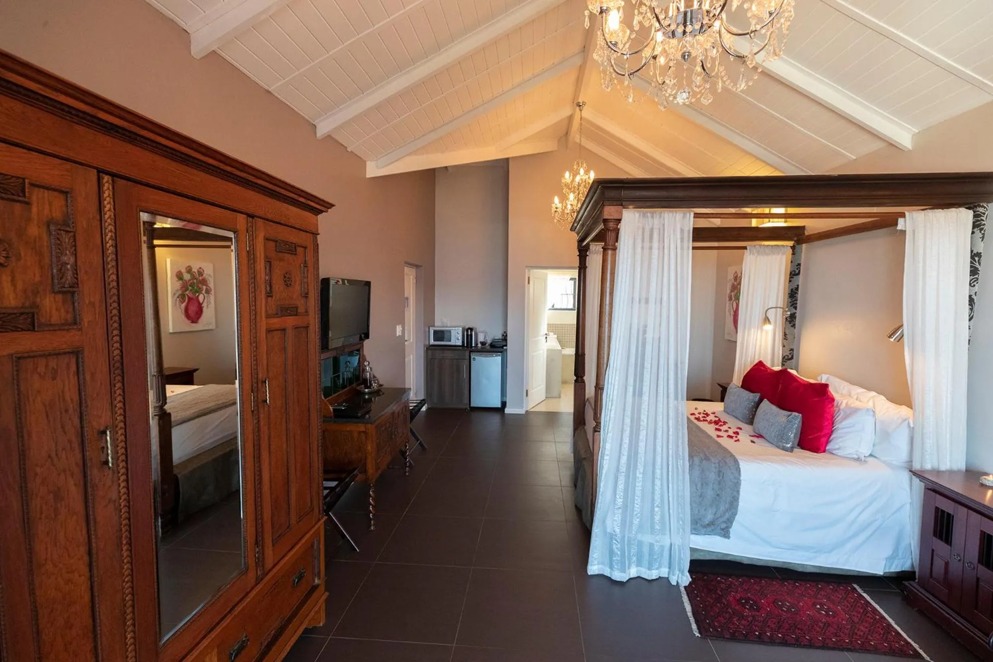 Photo of the whole room, Bed in Mariner Guesthouse & Villa