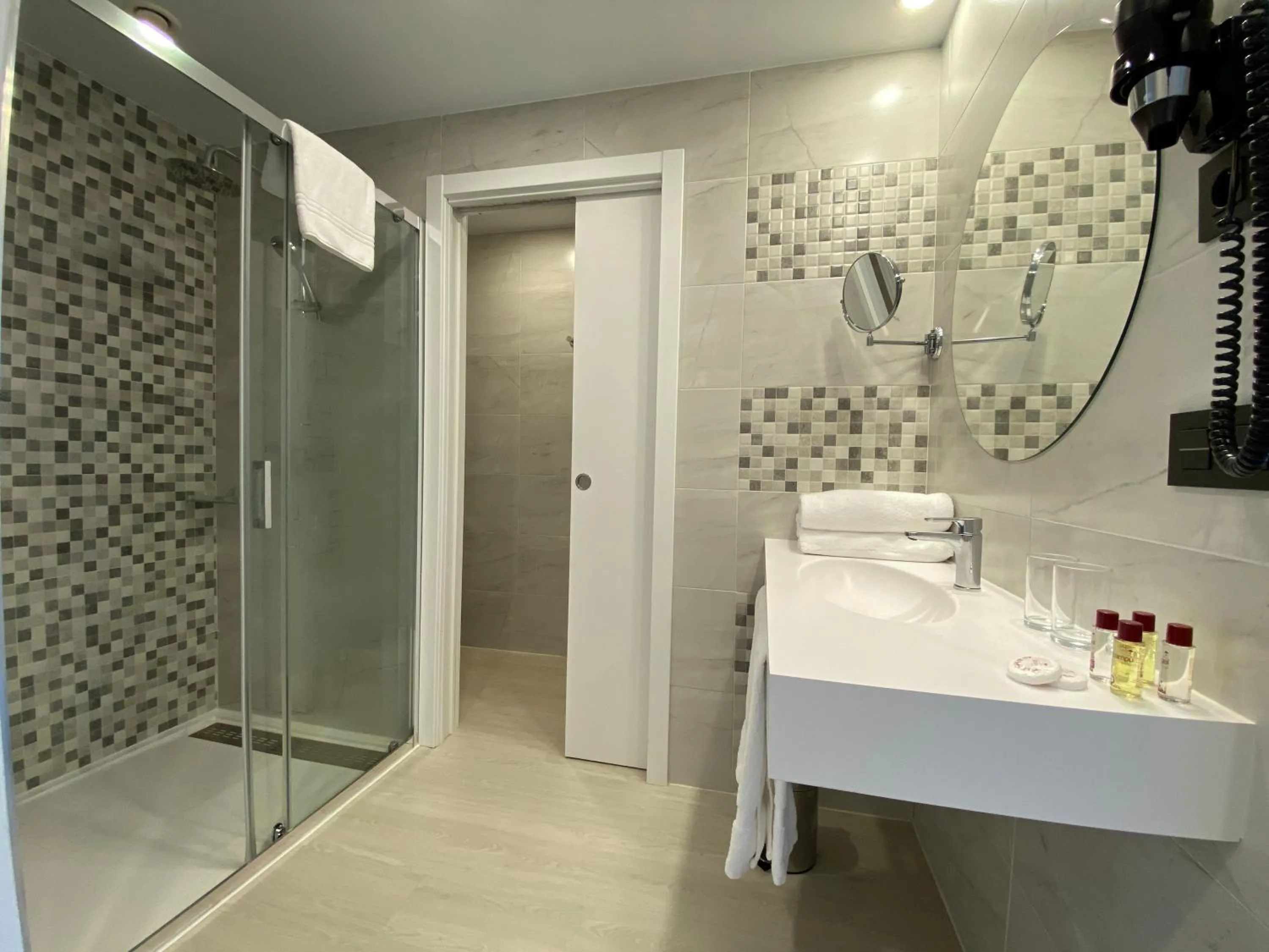 Shower in Hotel New Bilbao Airport