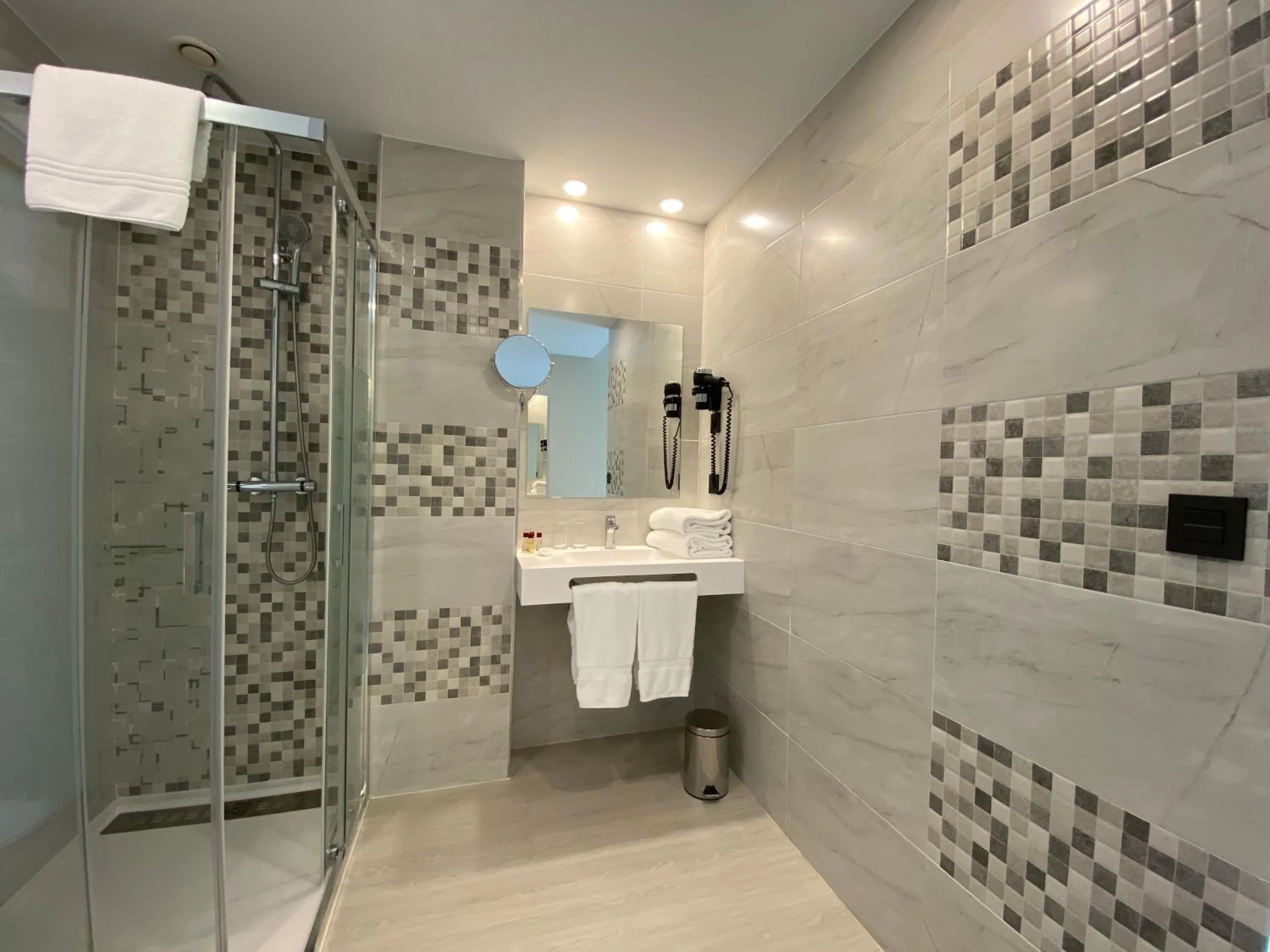 Shower in Hotel New Bilbao Airport