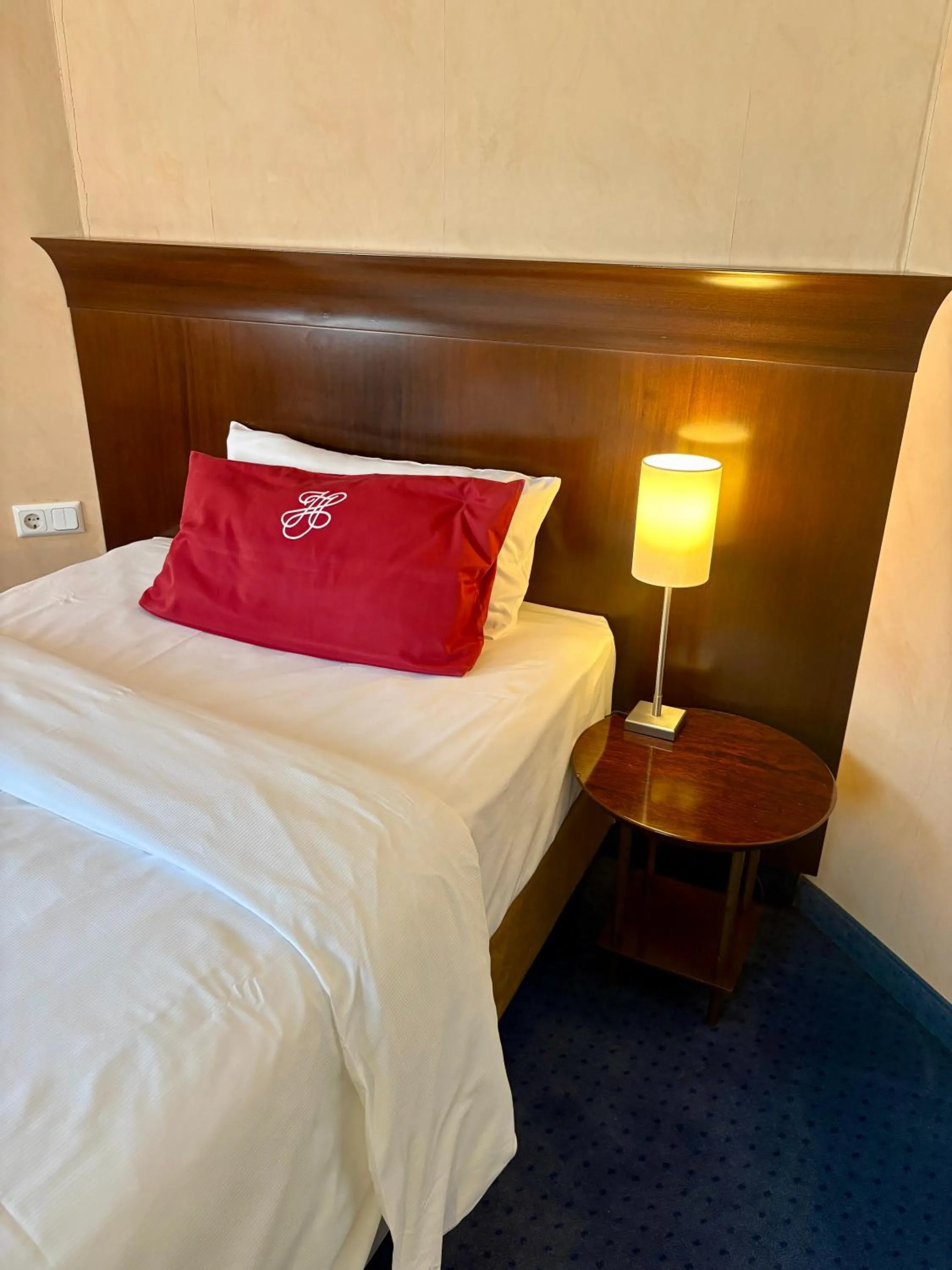 Photo of the whole room, Bed in Akzent Hotel Höltje