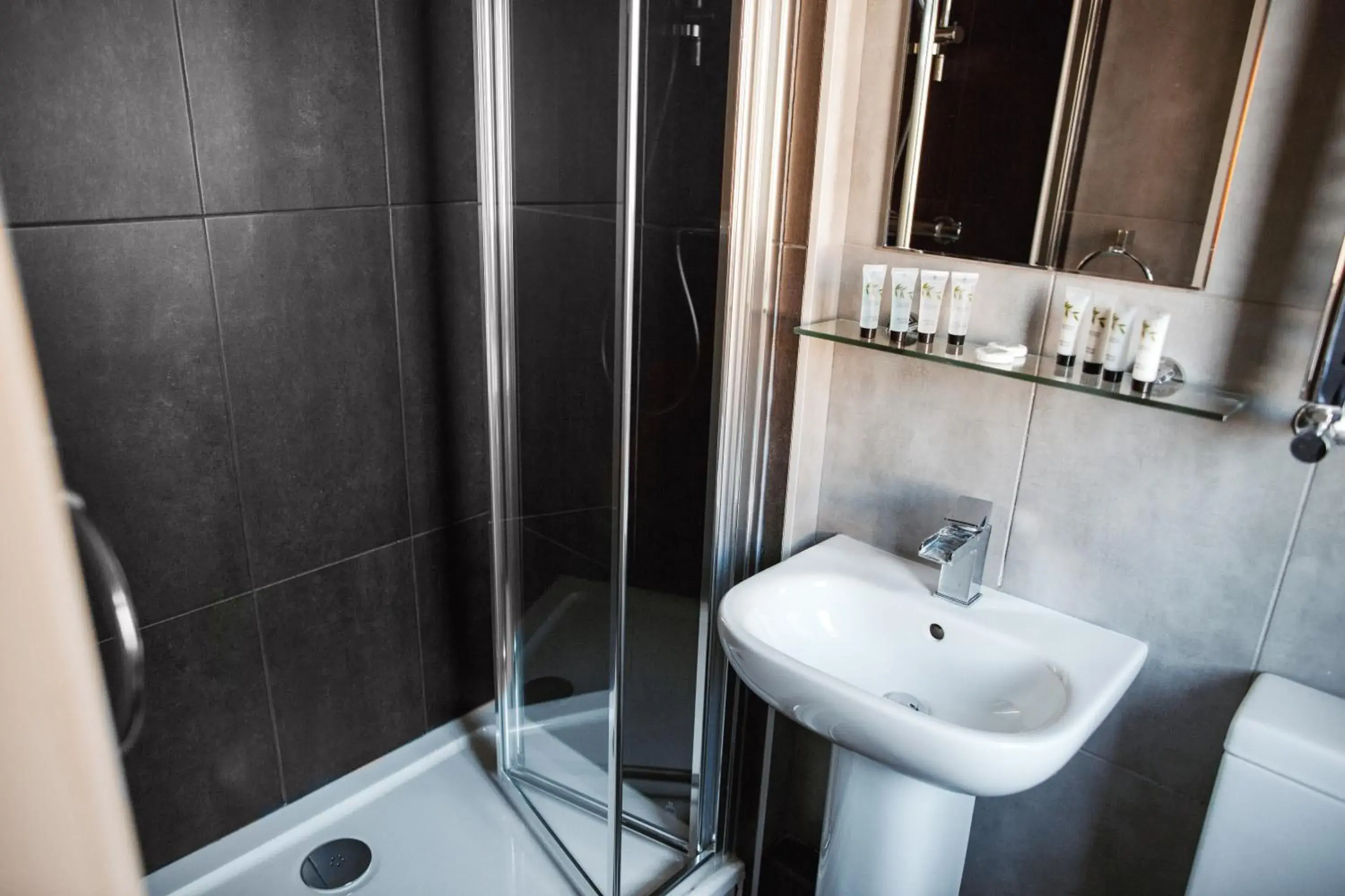 Bathroom in Arthur's Bar & Accommodation Bathroom in Arthur's Bar & Accommodation