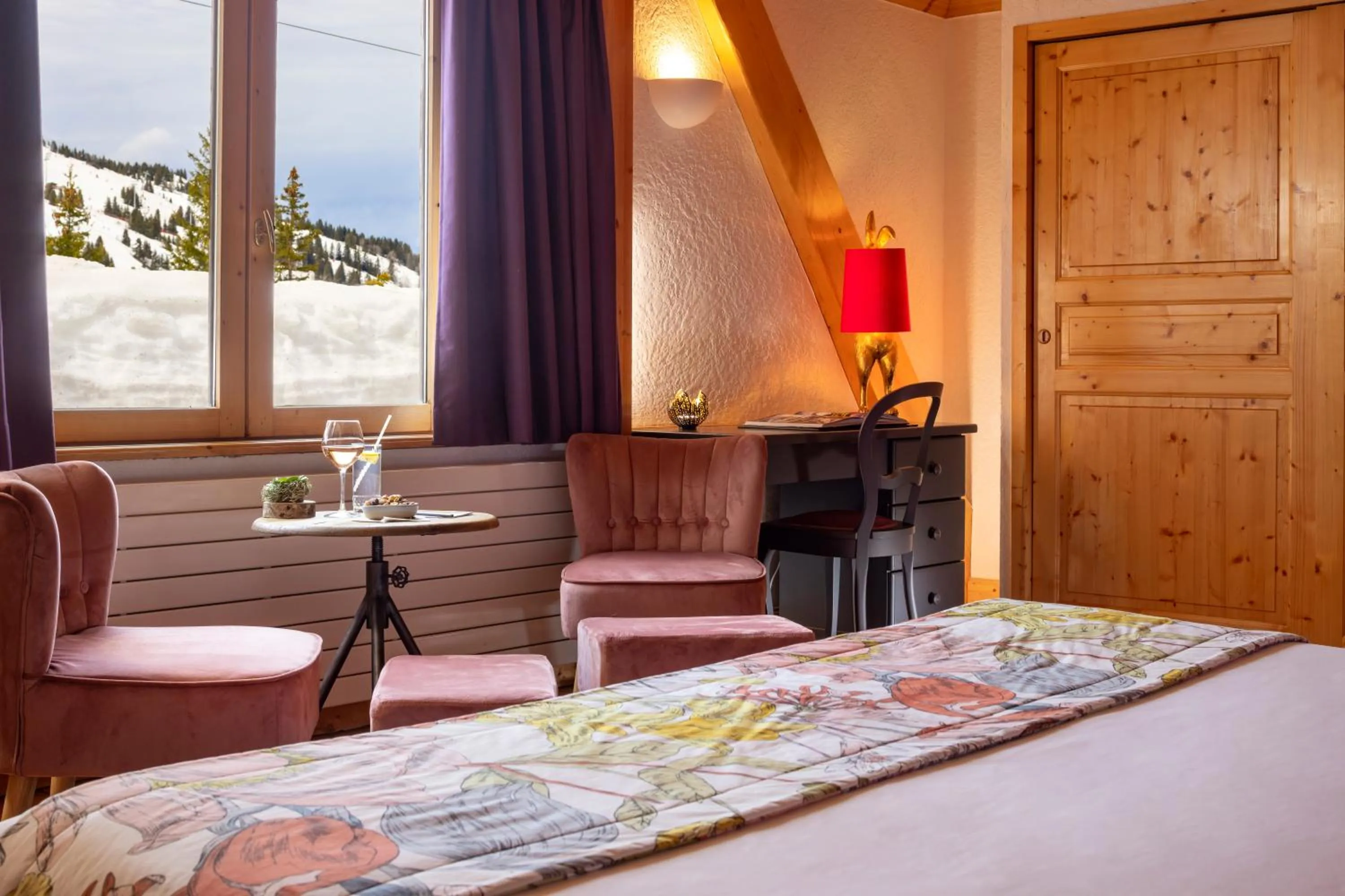 Bedroom, Bed in Hôtel Courcheneige