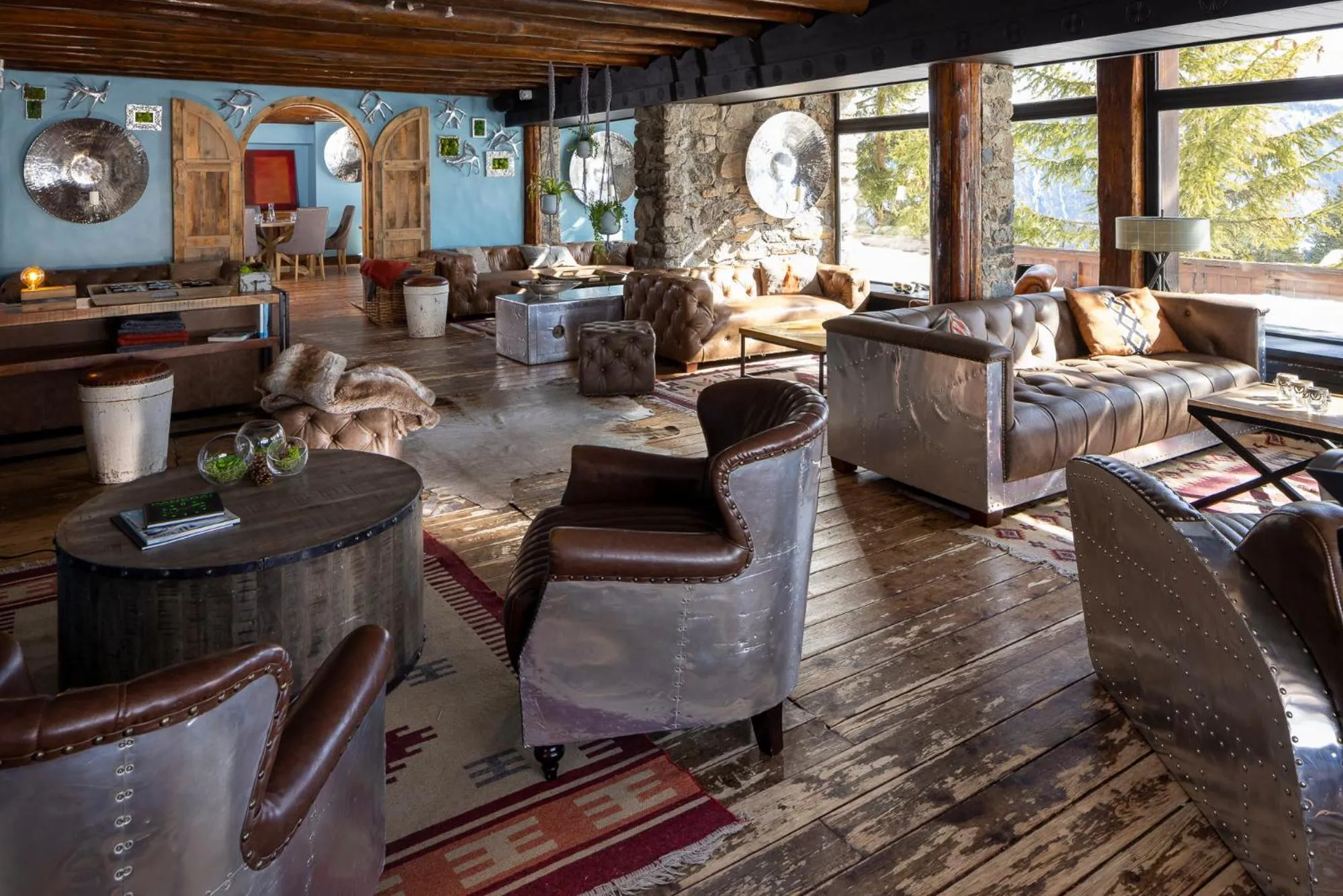 Communal lounge/ TV room in Hôtel Courcheneige