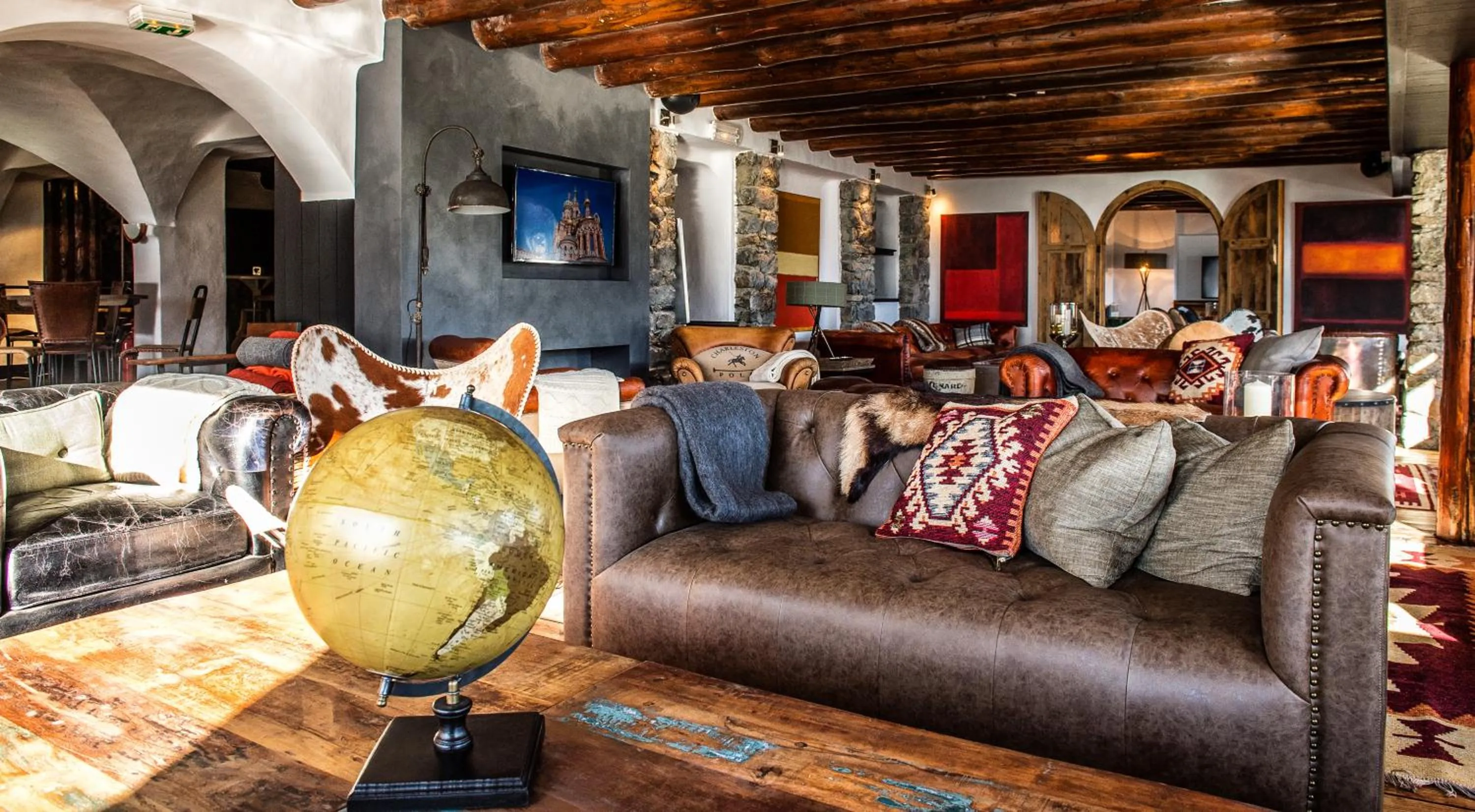 Communal lounge/ TV room in Hôtel Courcheneige