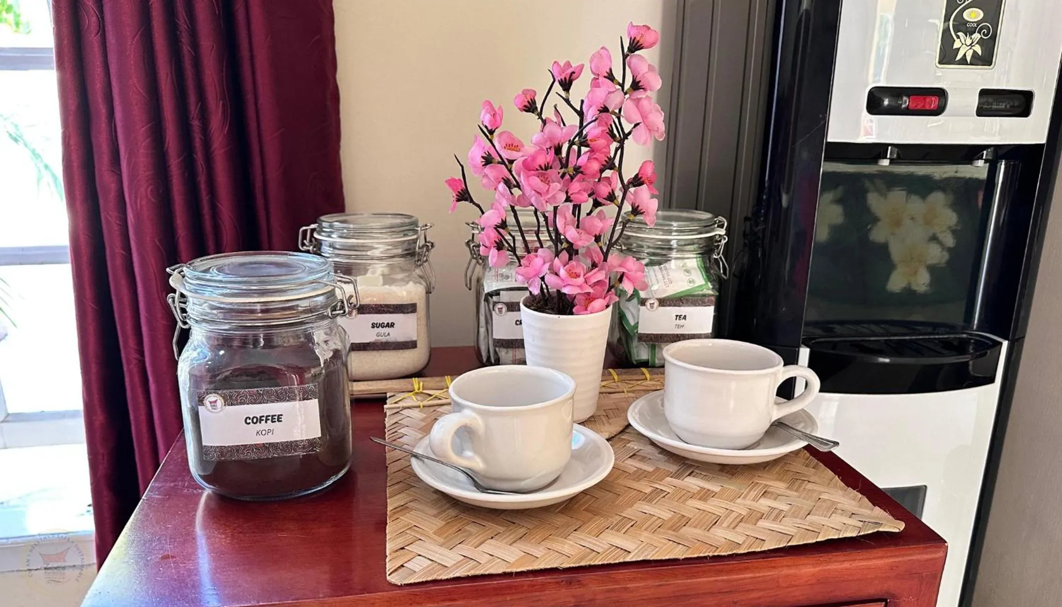 Coffee/tea facilities in Zoé’s Paradise Waterfront Hotel