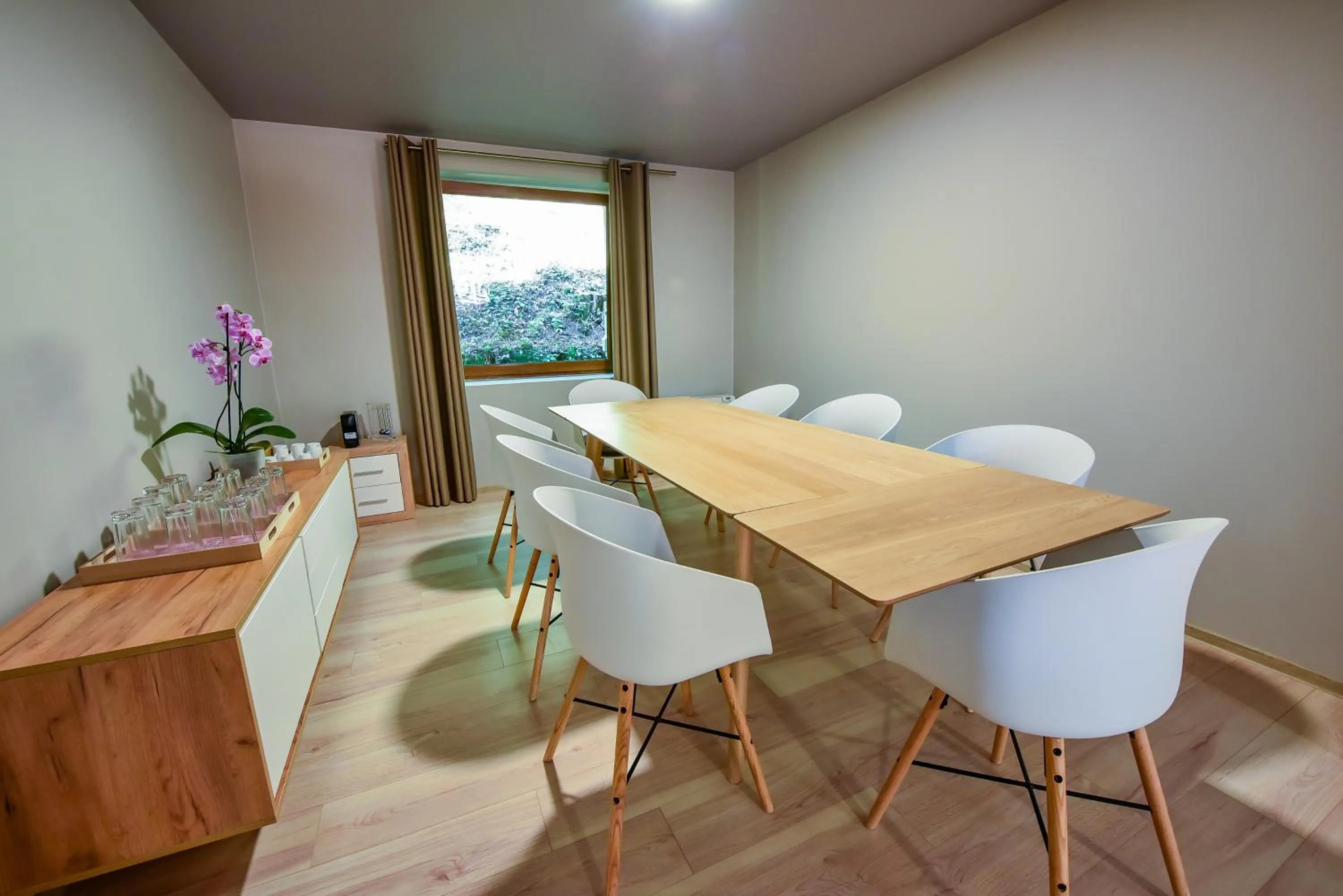 Photo of the whole room in Arsenal Park Transilvania