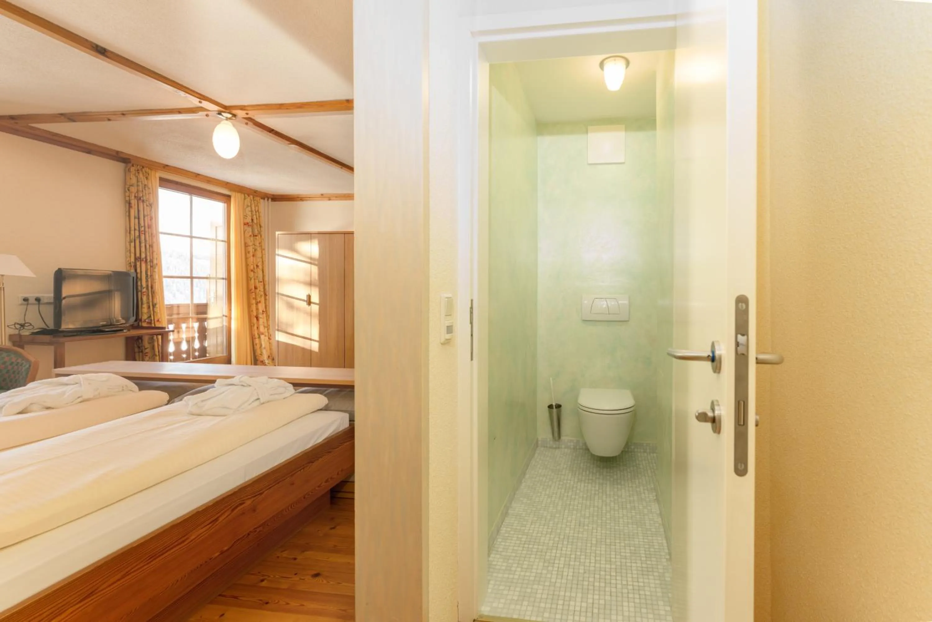 Toilet, Bed in Hotel Ramsauhof Pool & Wellness Breakfast & Light Dinner Buffet