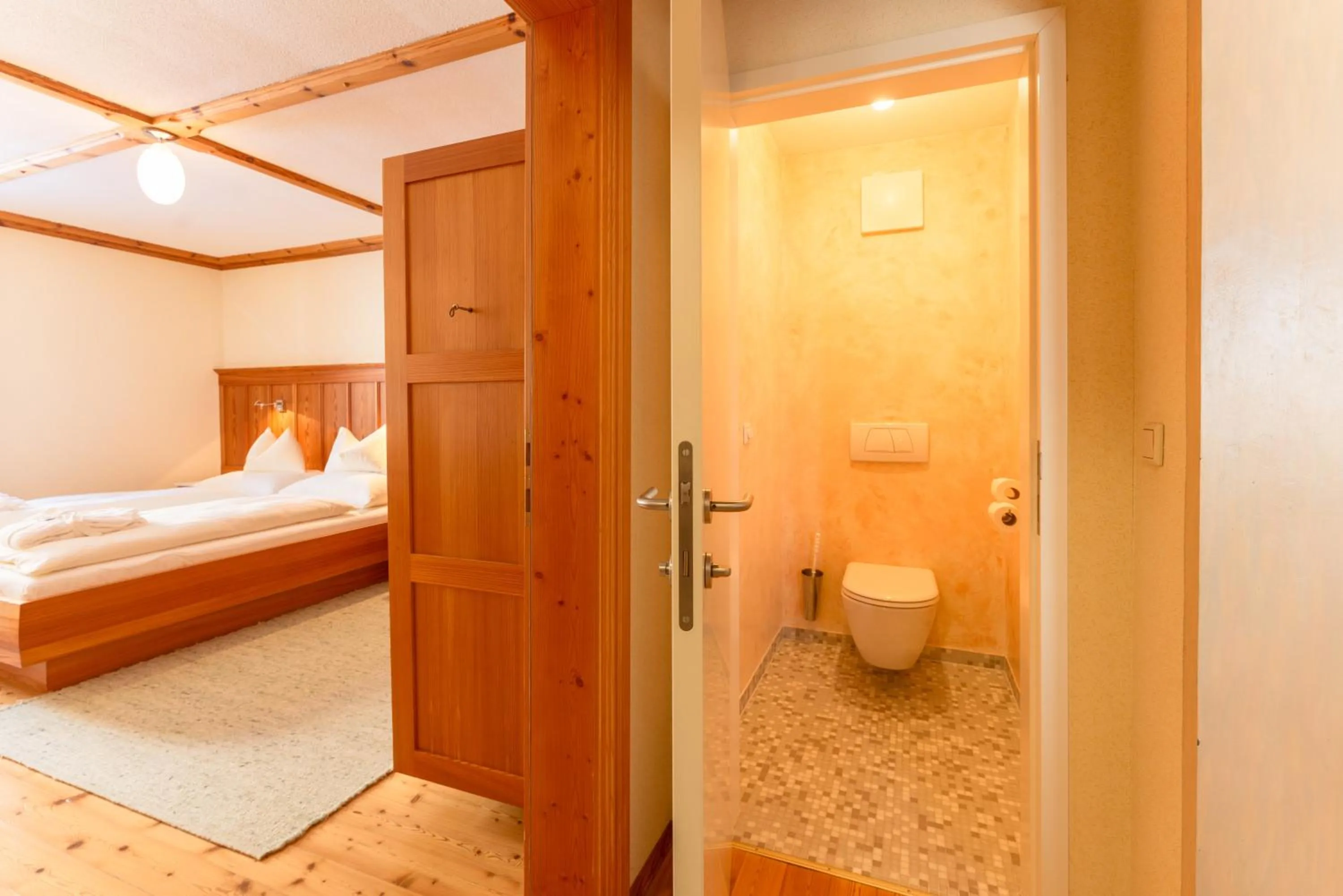Shower, Bed in Hotel Ramsauhof Pool & Wellness Breakfast & Light Dinner Buffet