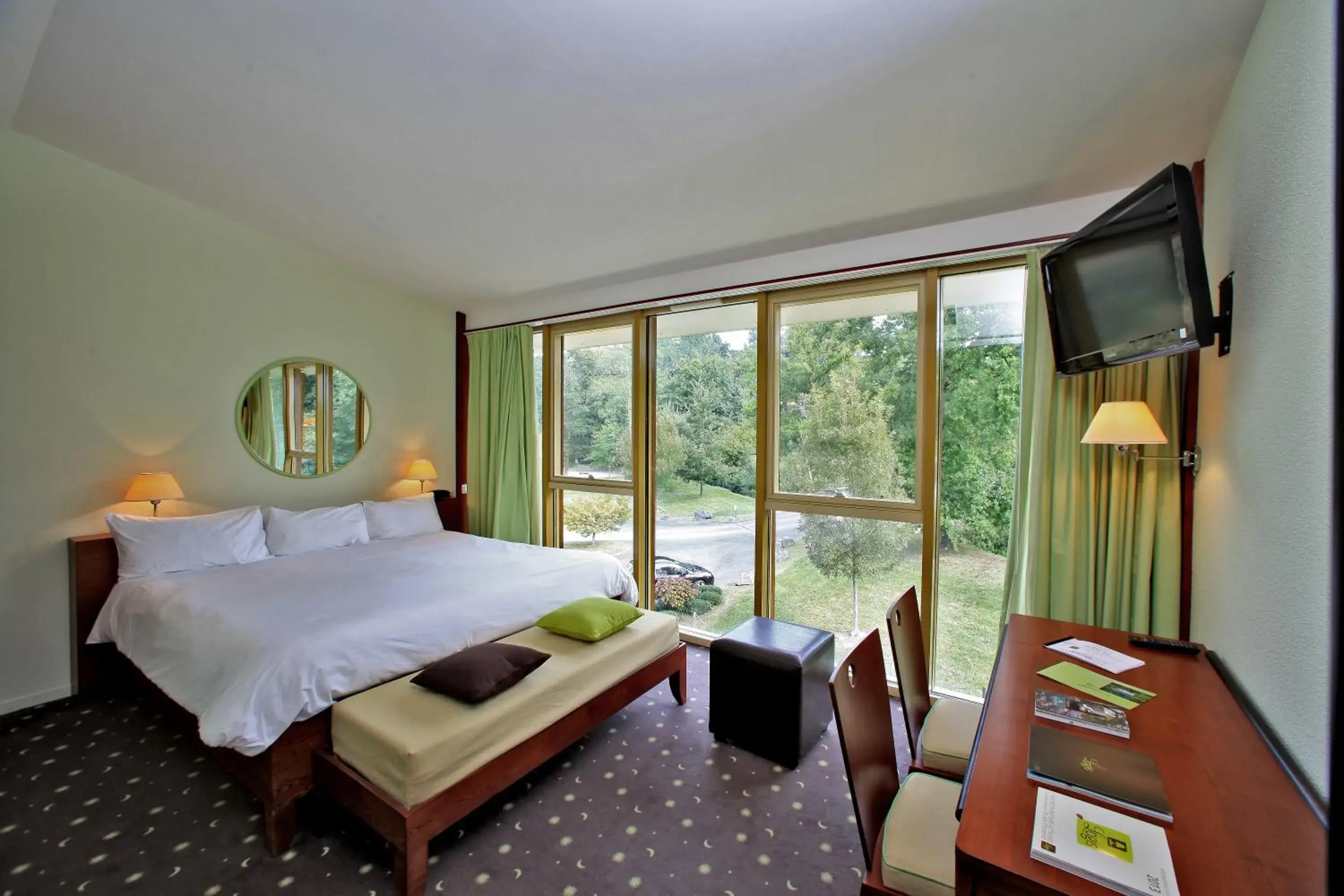 TV and multimedia, Bed in Logis des Lacs d'Halco TV and multimedia, Bed in Logis des Lacs d'Halco