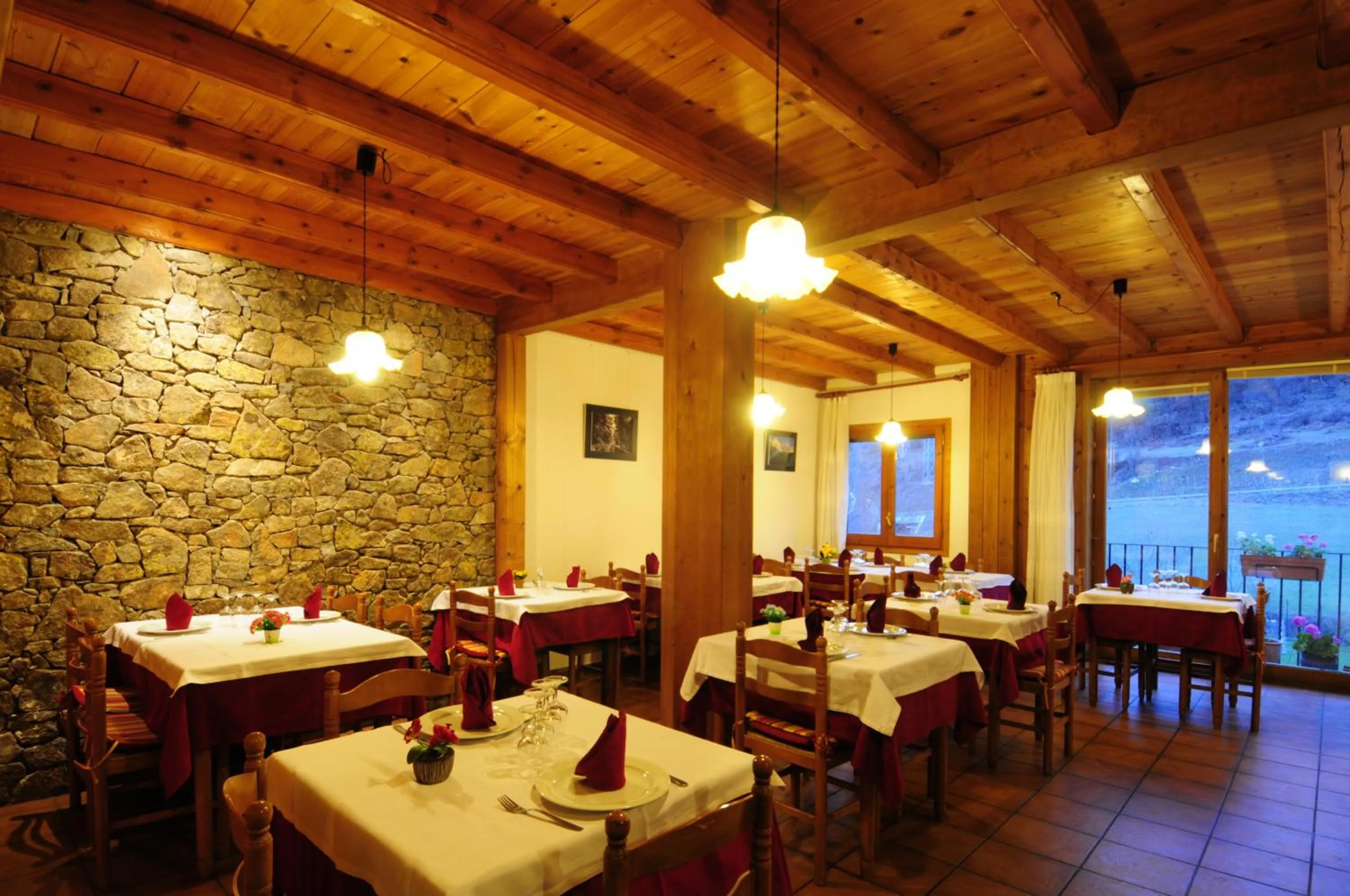Restaurant/places to eat in Hotel Lo Paller