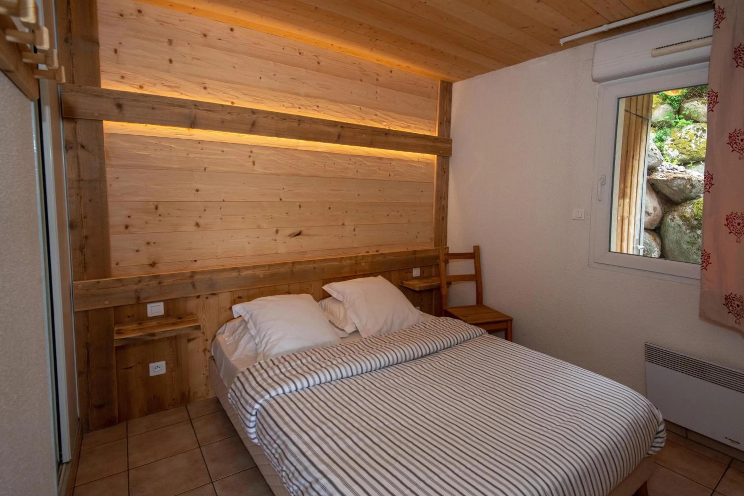 Photo of the whole room, Bed in Les Adrets