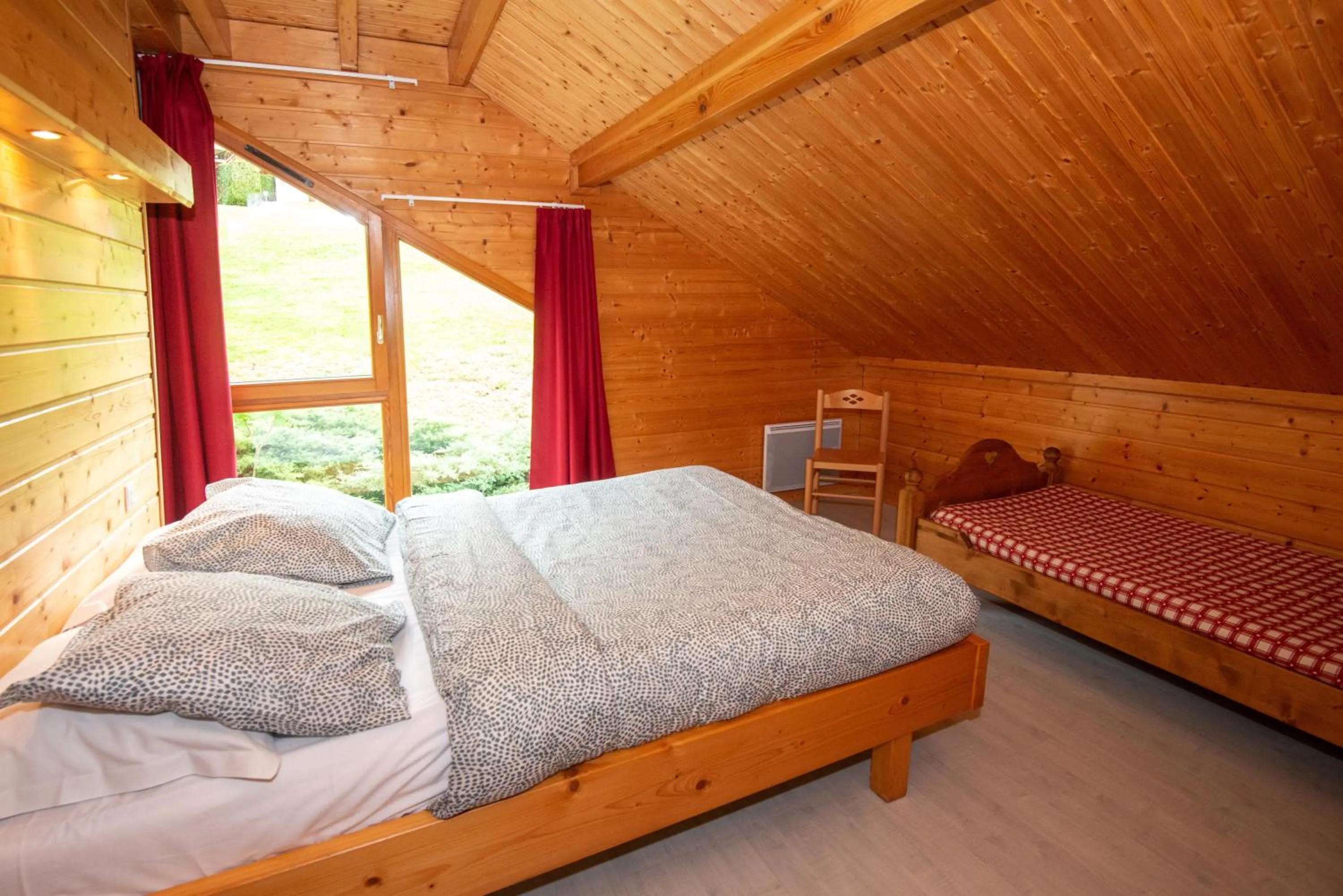 Bedroom, Bed in Les Adrets