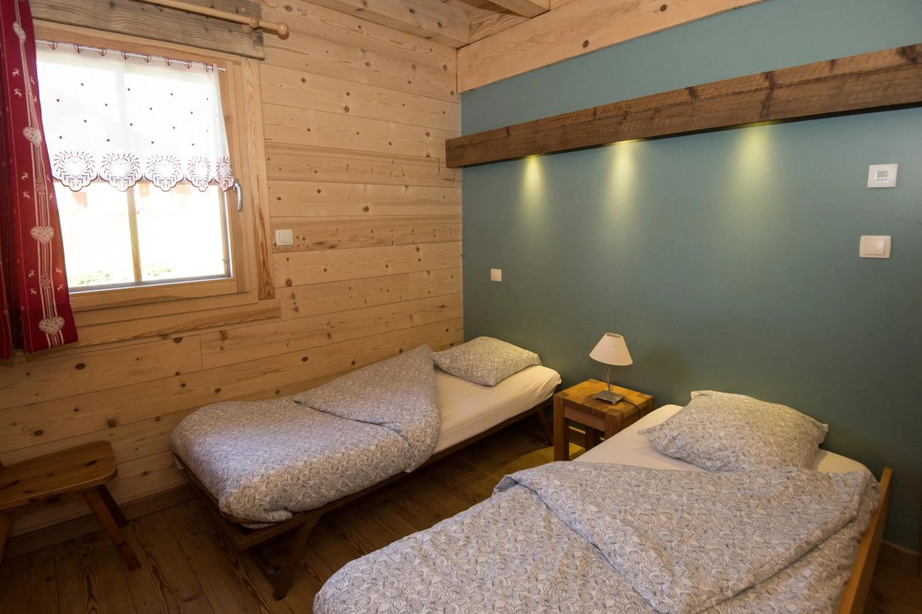 Photo of the whole room, Bed in Les Adrets