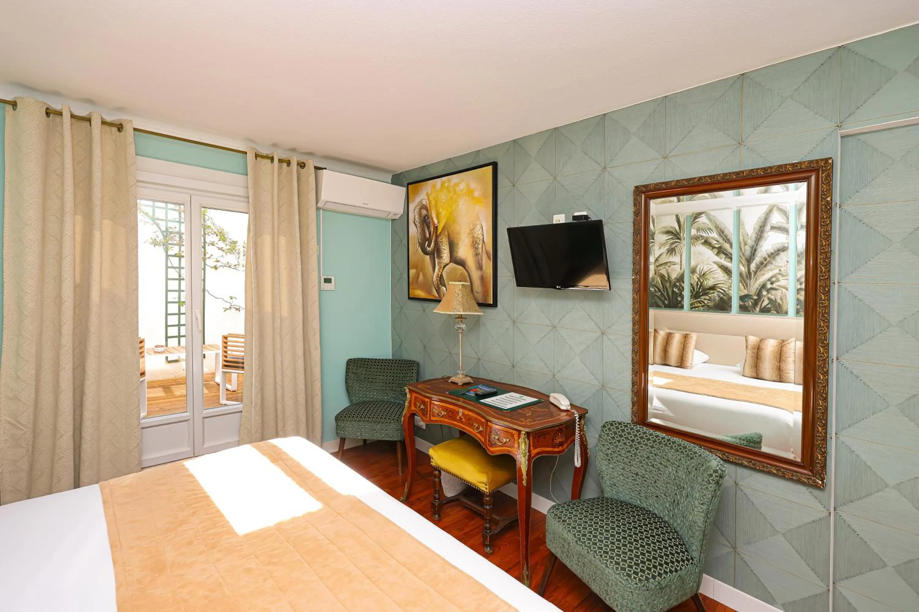 Bed in Charming Hôtel - Les Pasteliers