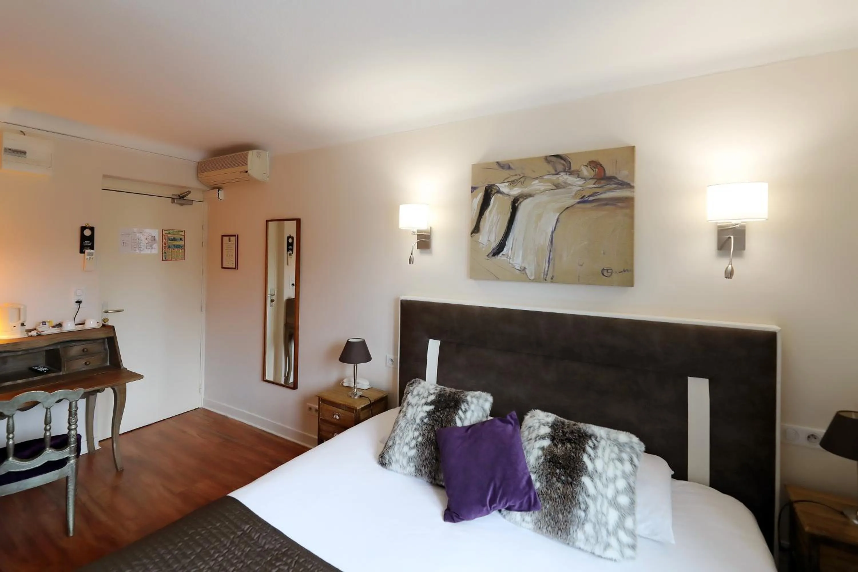 Bed in Hotel Les Pasteliers