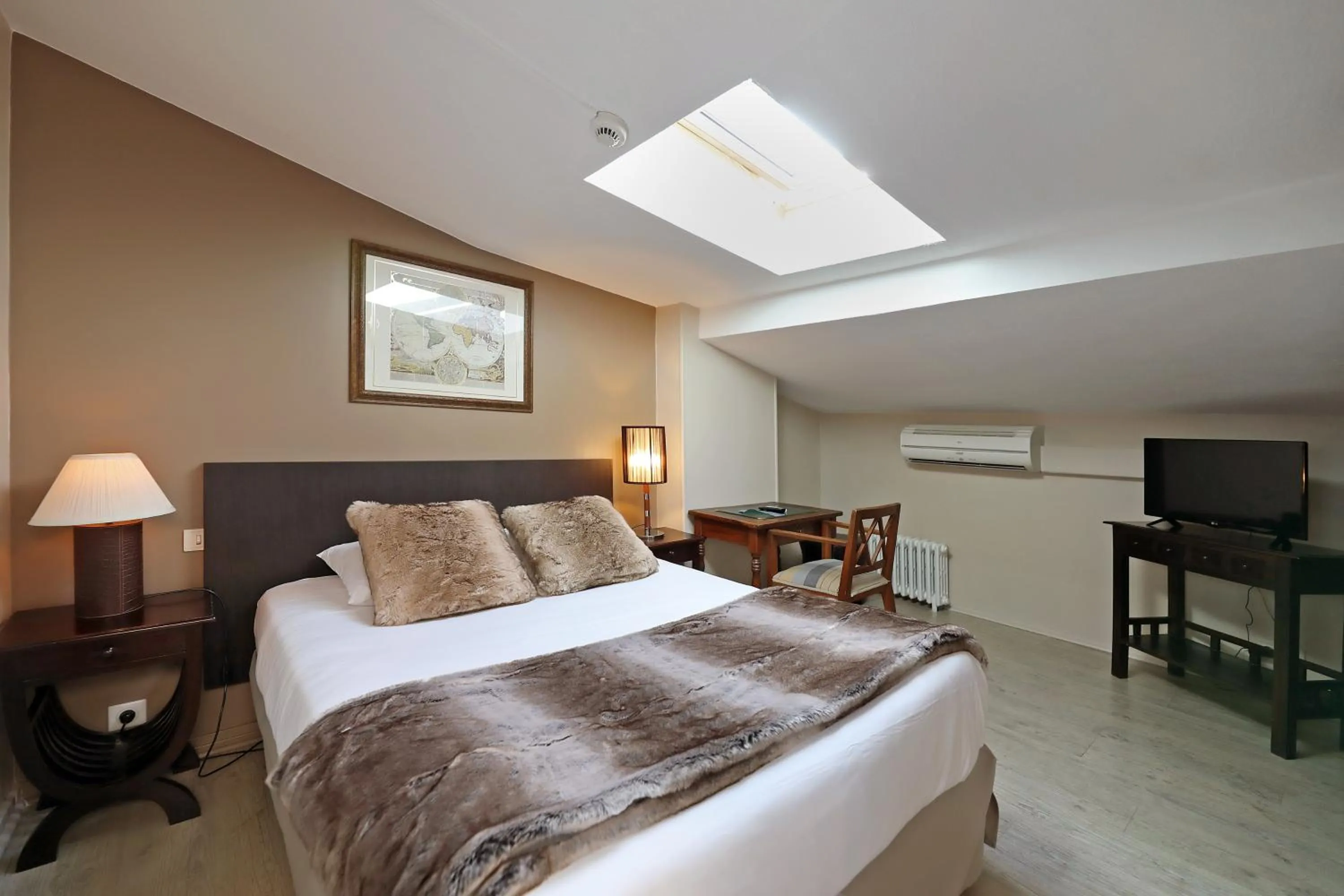 Bed in Hotel Les Pasteliers