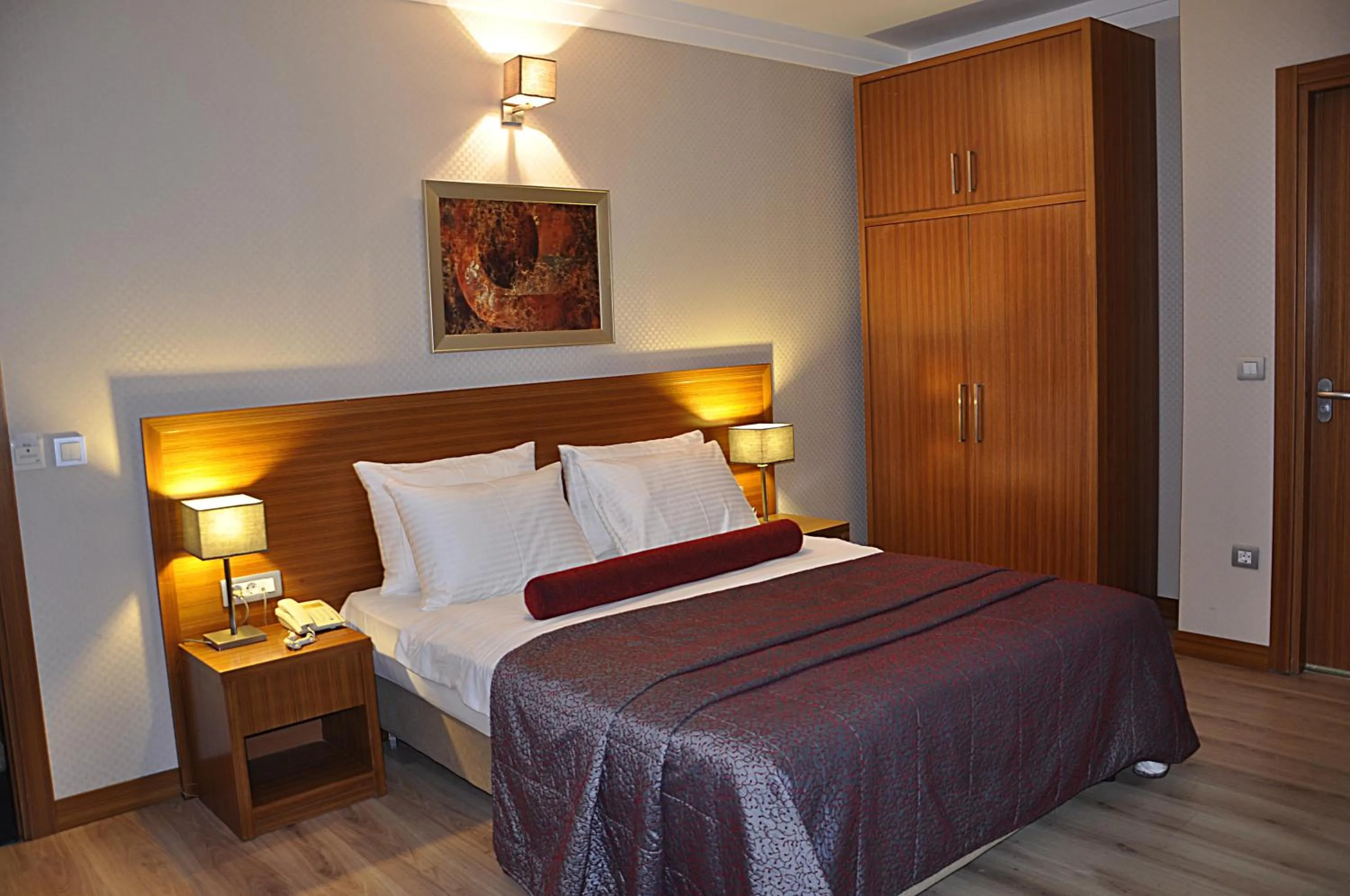 Photo of the whole room, Bed in dragos island hotel