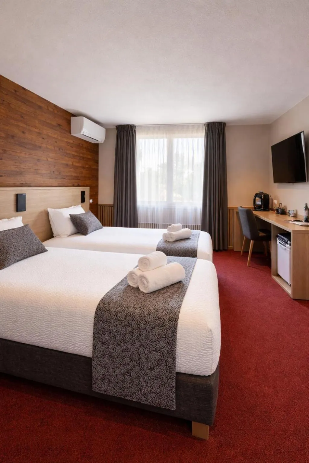 Bed in Logis Hotel Le Lac