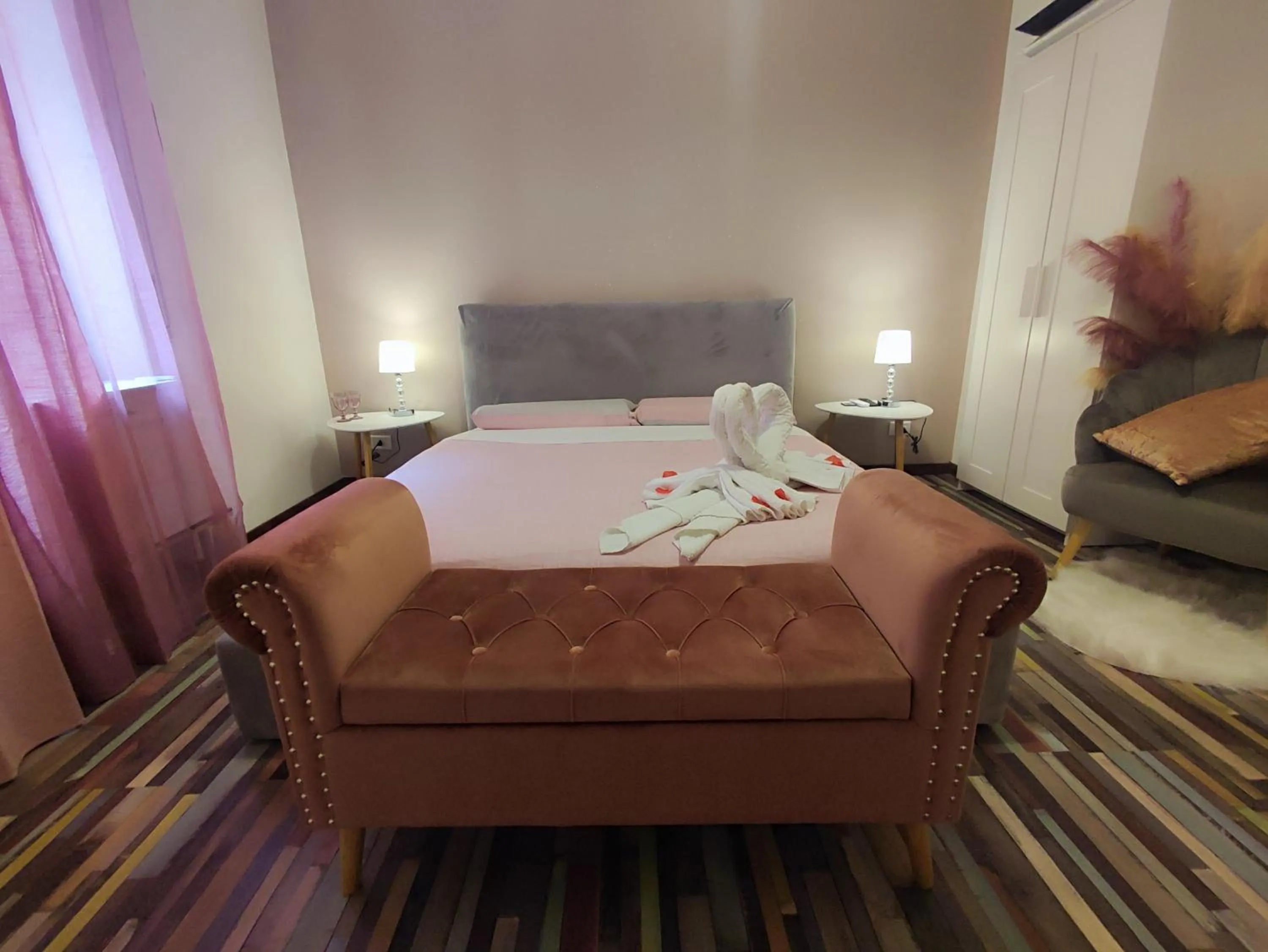 Photo of the whole room in RomAmoR Suite