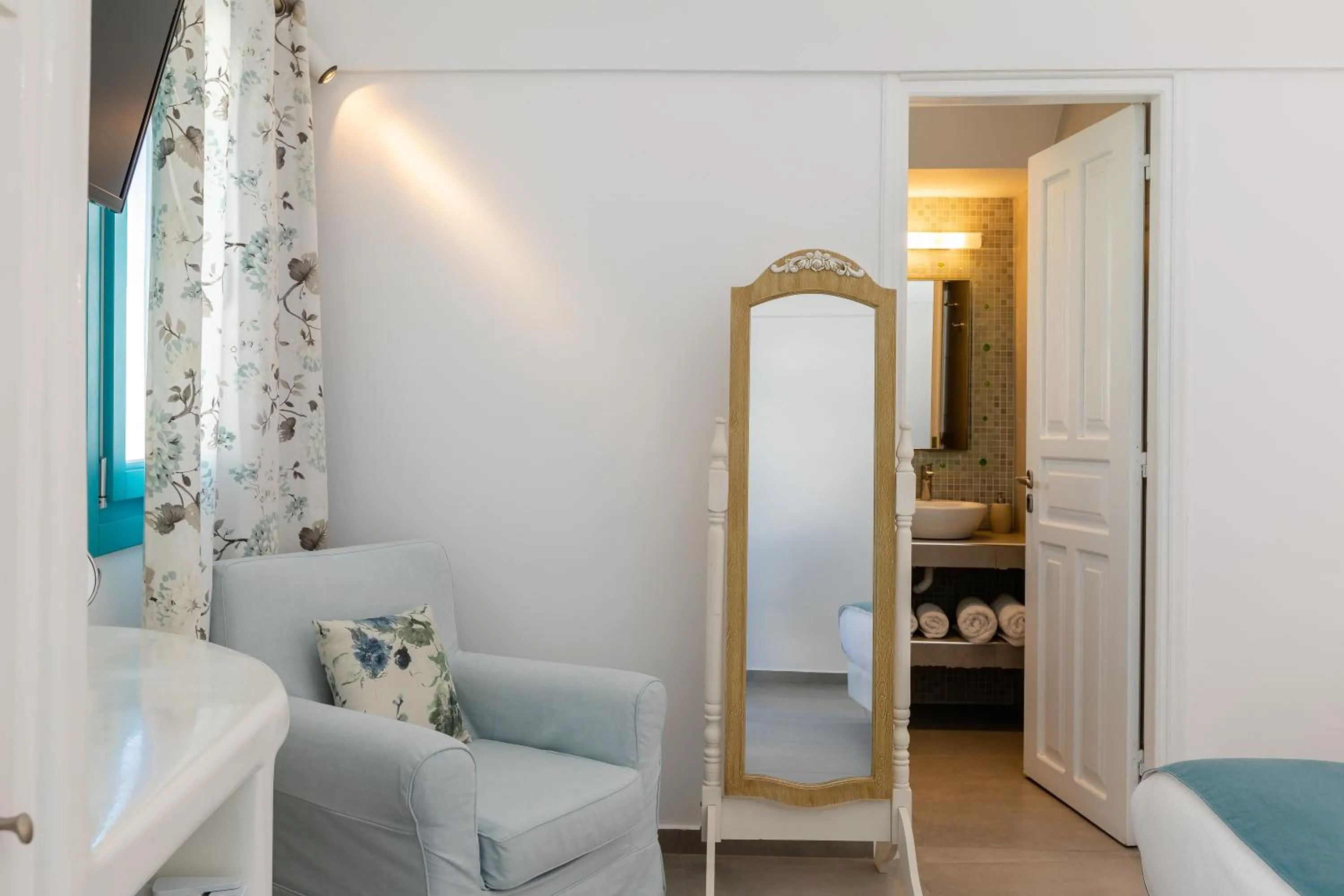 Seating area, Bed in Nikolas Hotel