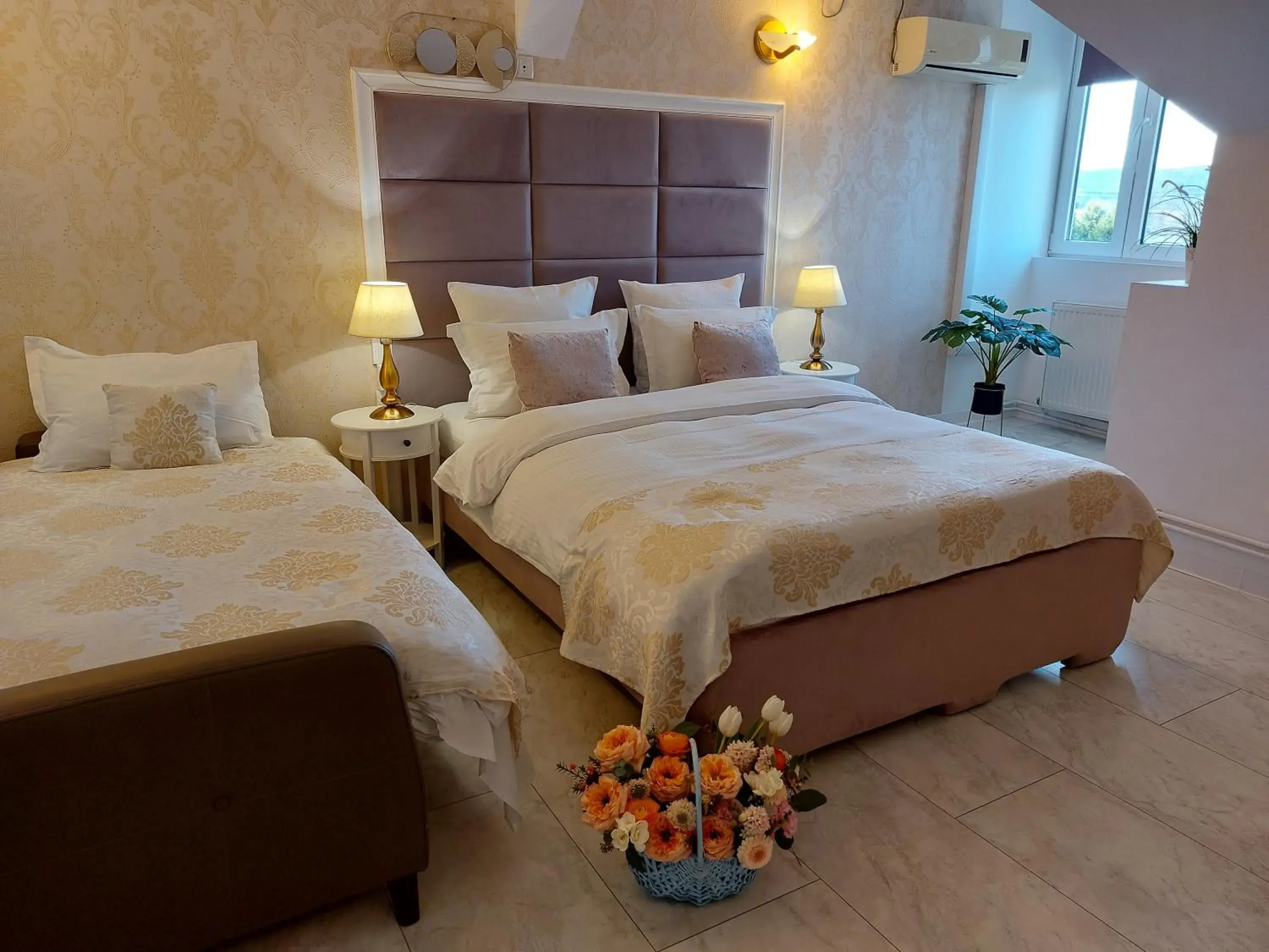 Comfort Triple Room with Shower in Pension Casablanca Comfort Triple Room with Shower in Pension Casablanca