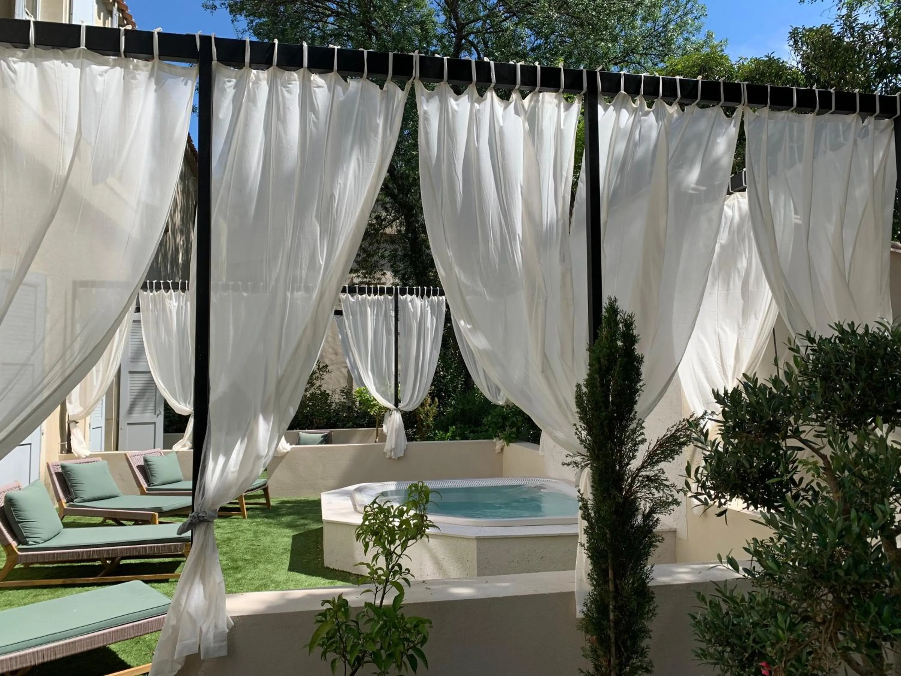 Hot Tub in Château De Siran - Hôtel & Spa