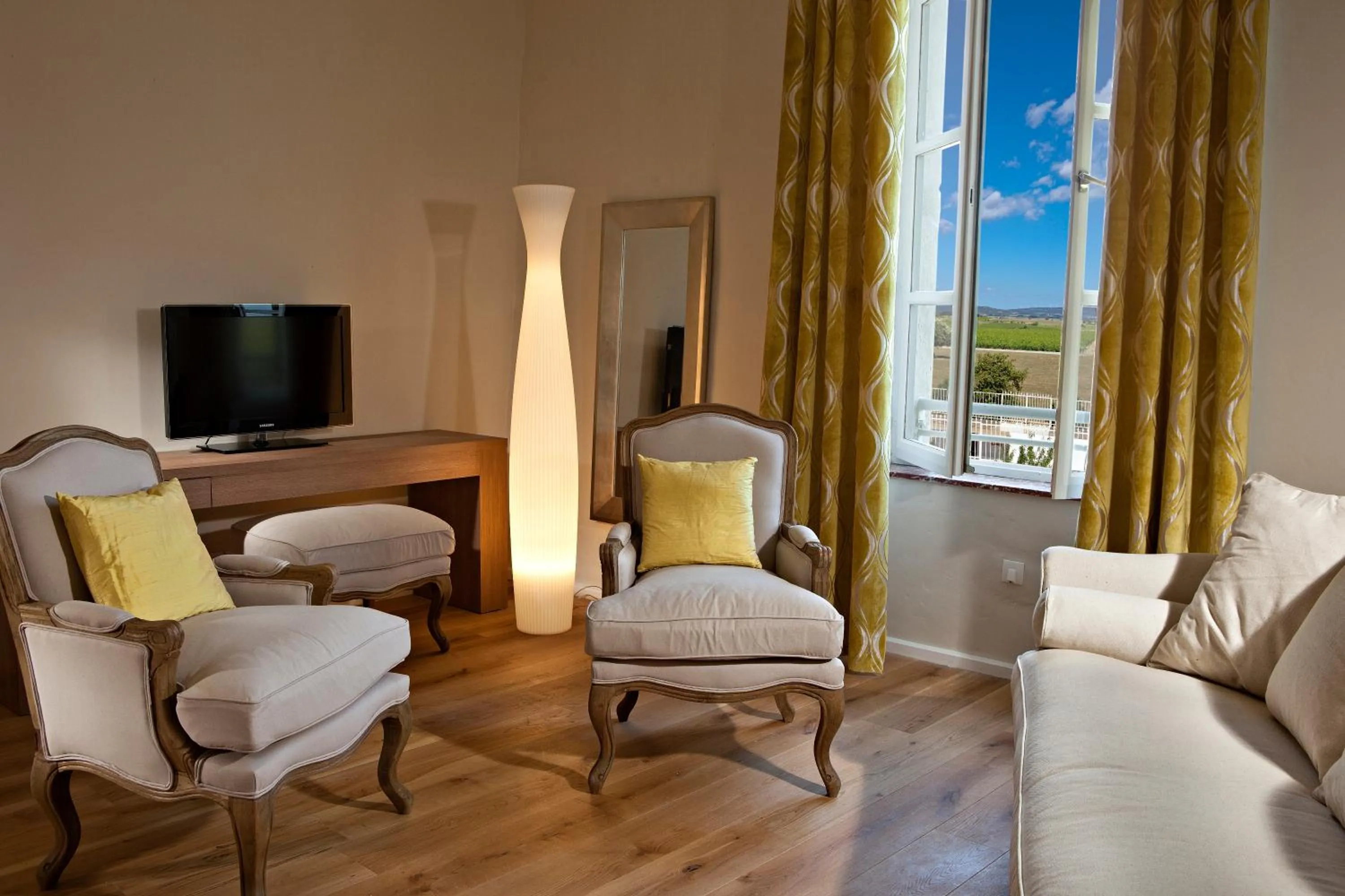 Communal lounge/ TV room in Château De Siran - Hôtel & Spa