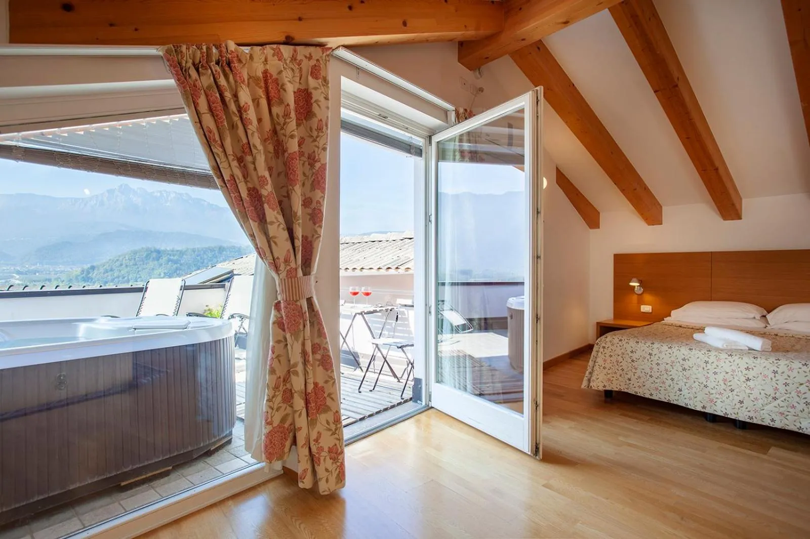 Hot Tub, Bed in Hotel Romanda