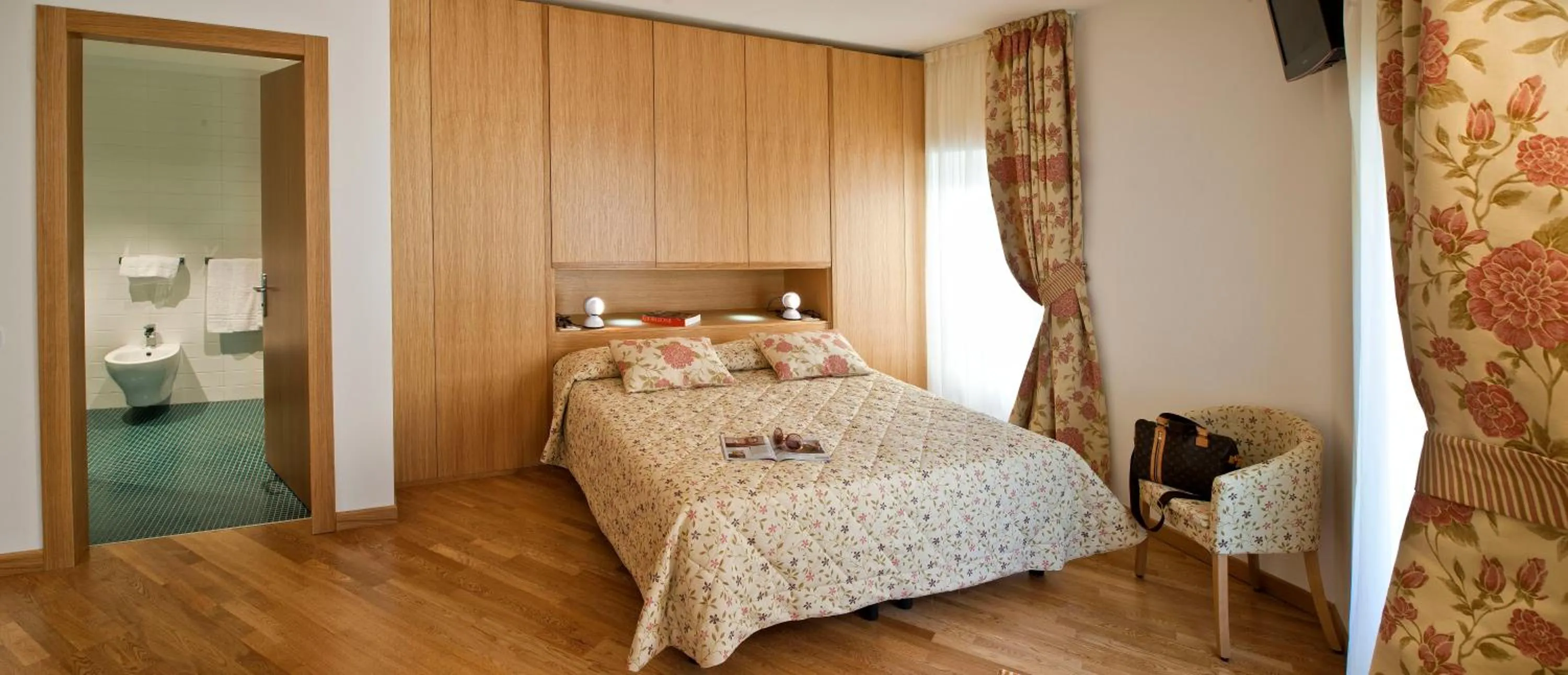 Bedroom, Bed in Hotel Romanda