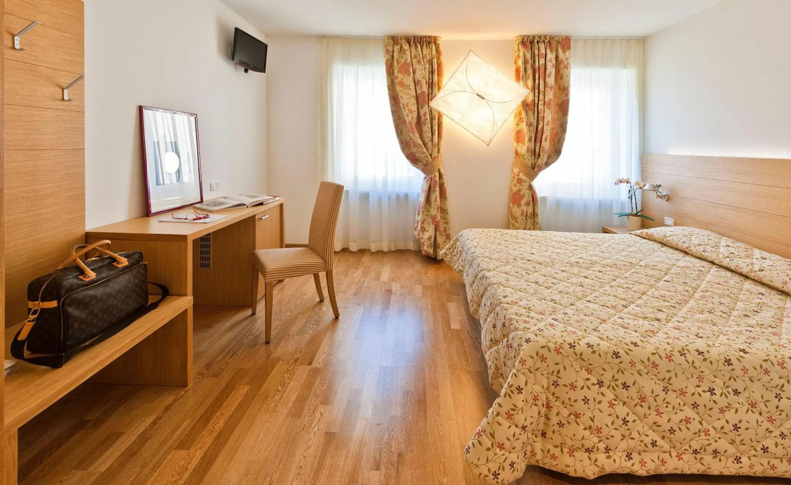 Standard Double or Twin Room - single occupancy in Hotel Romanda Standard Double or Twin Room - single occupancy in Hotel Romanda