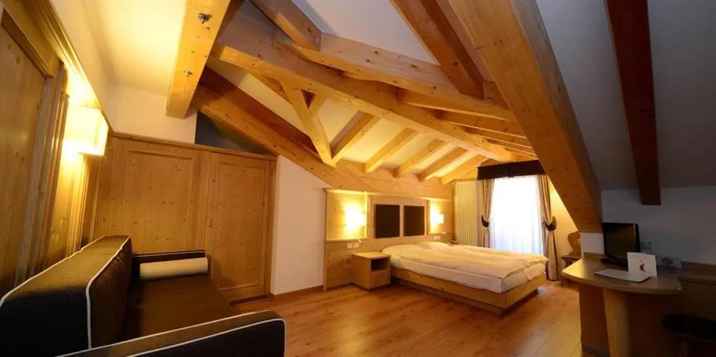 Photo of the whole room, Bed in Hotel Crozzon