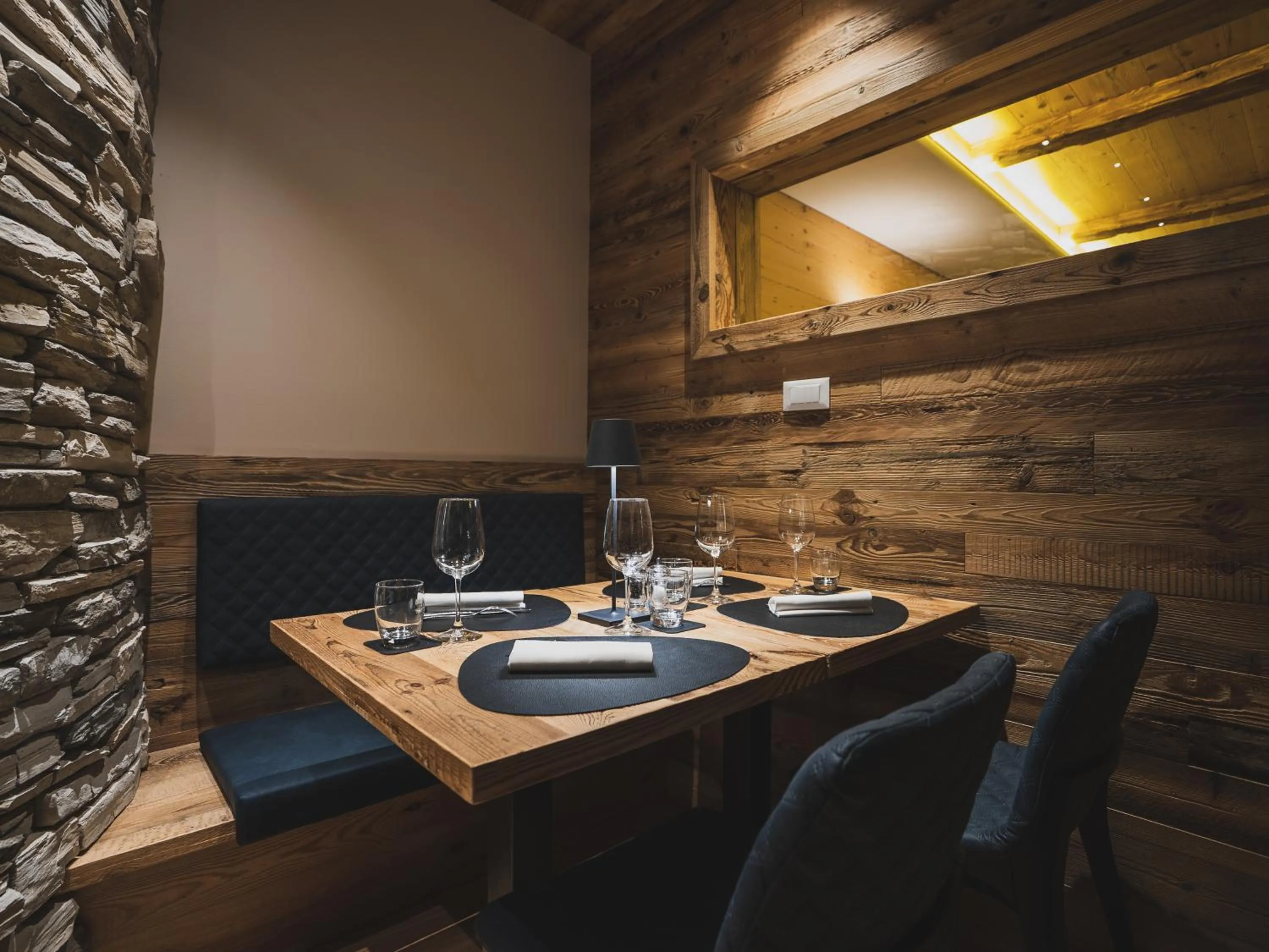 Restaurant/places to eat in Hotel Crozzon