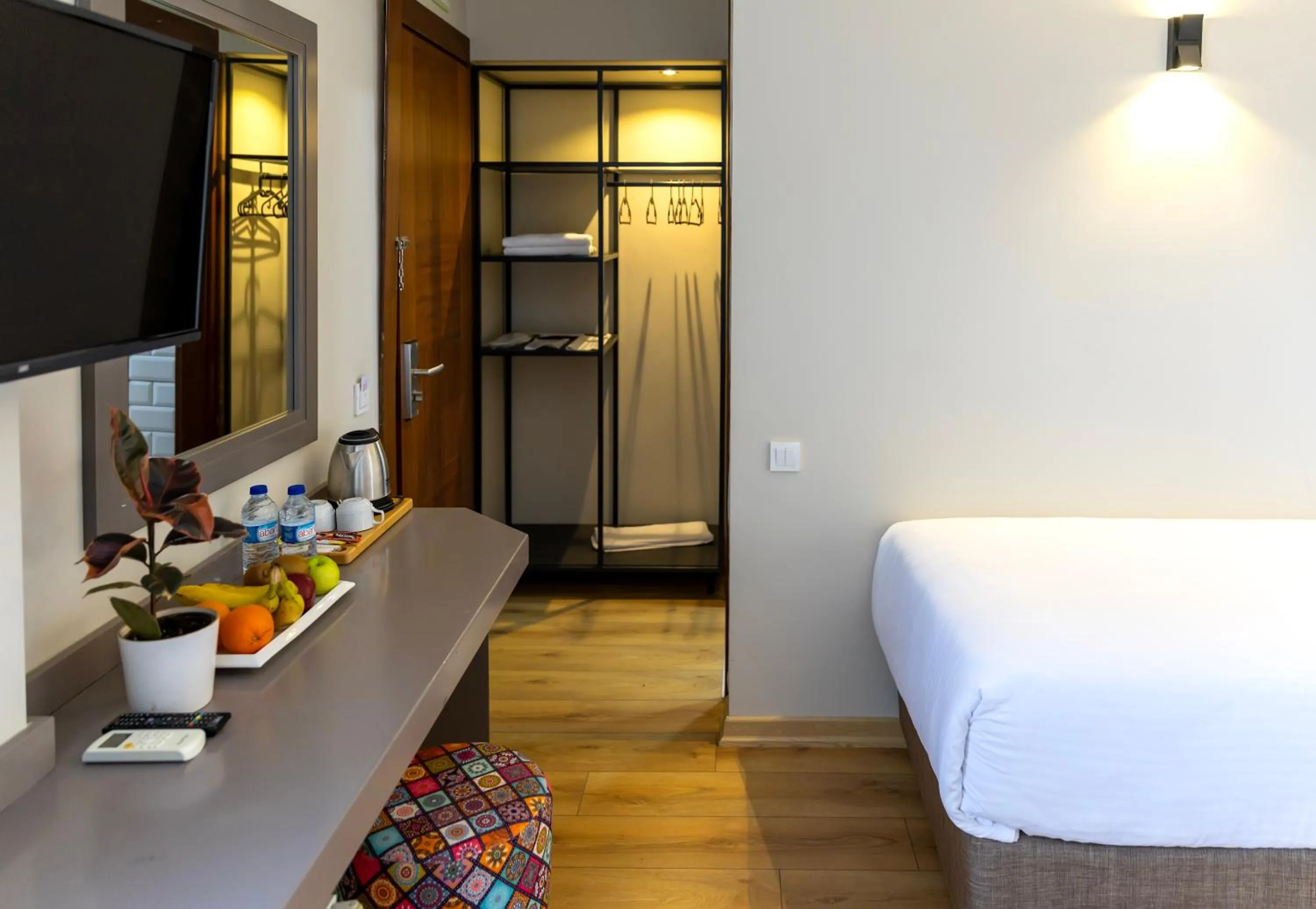 TV and multimedia, Bed in Mene City Hotel