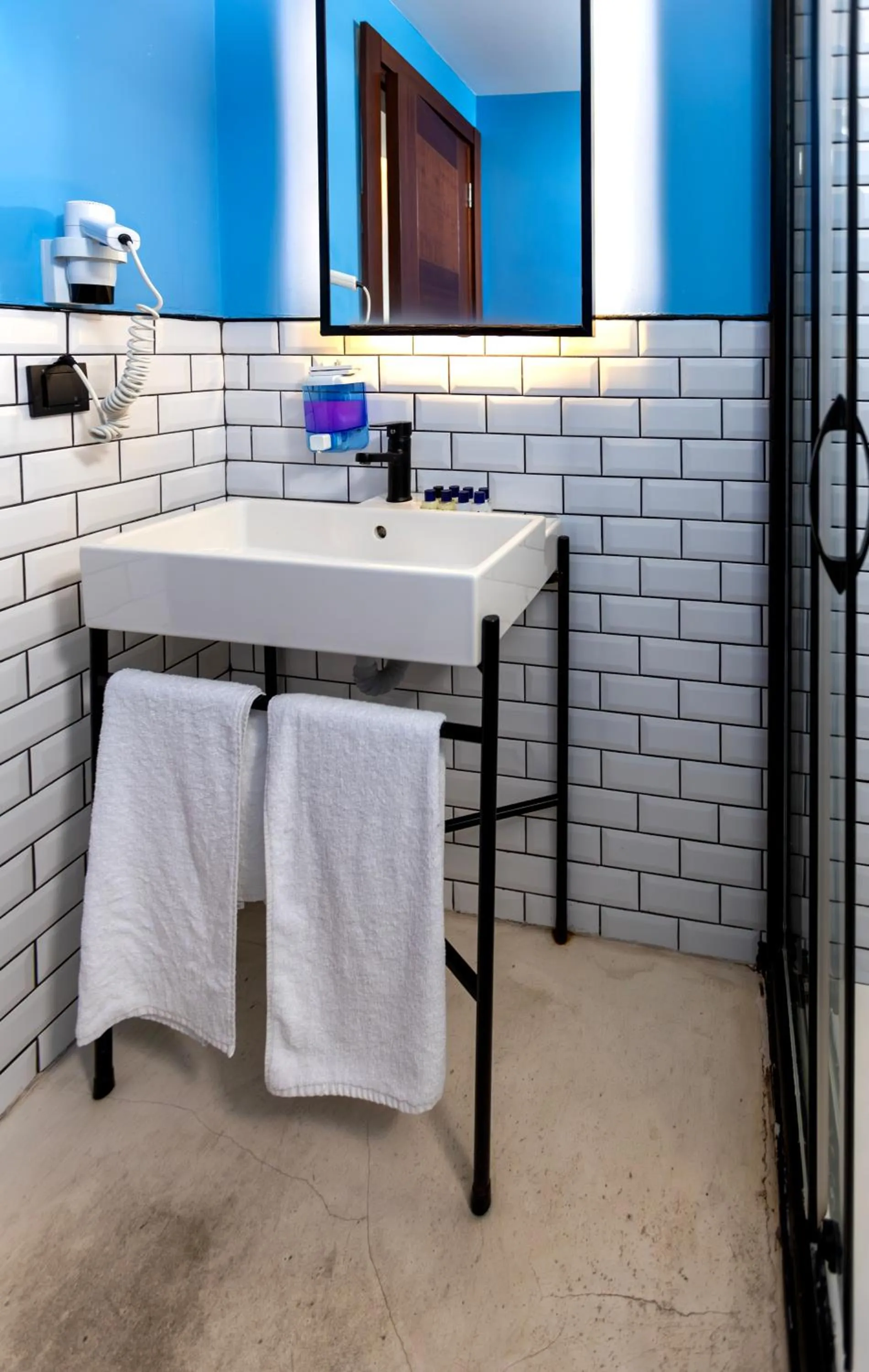 Shower in Mene City Hotel